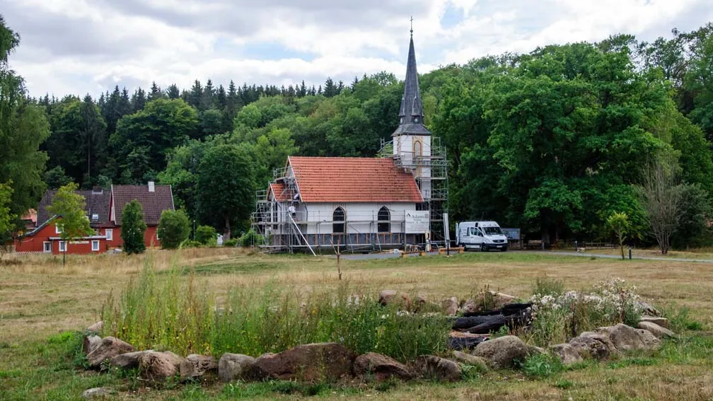 Photo showing: Wooden church with scaffolding, view from the north
