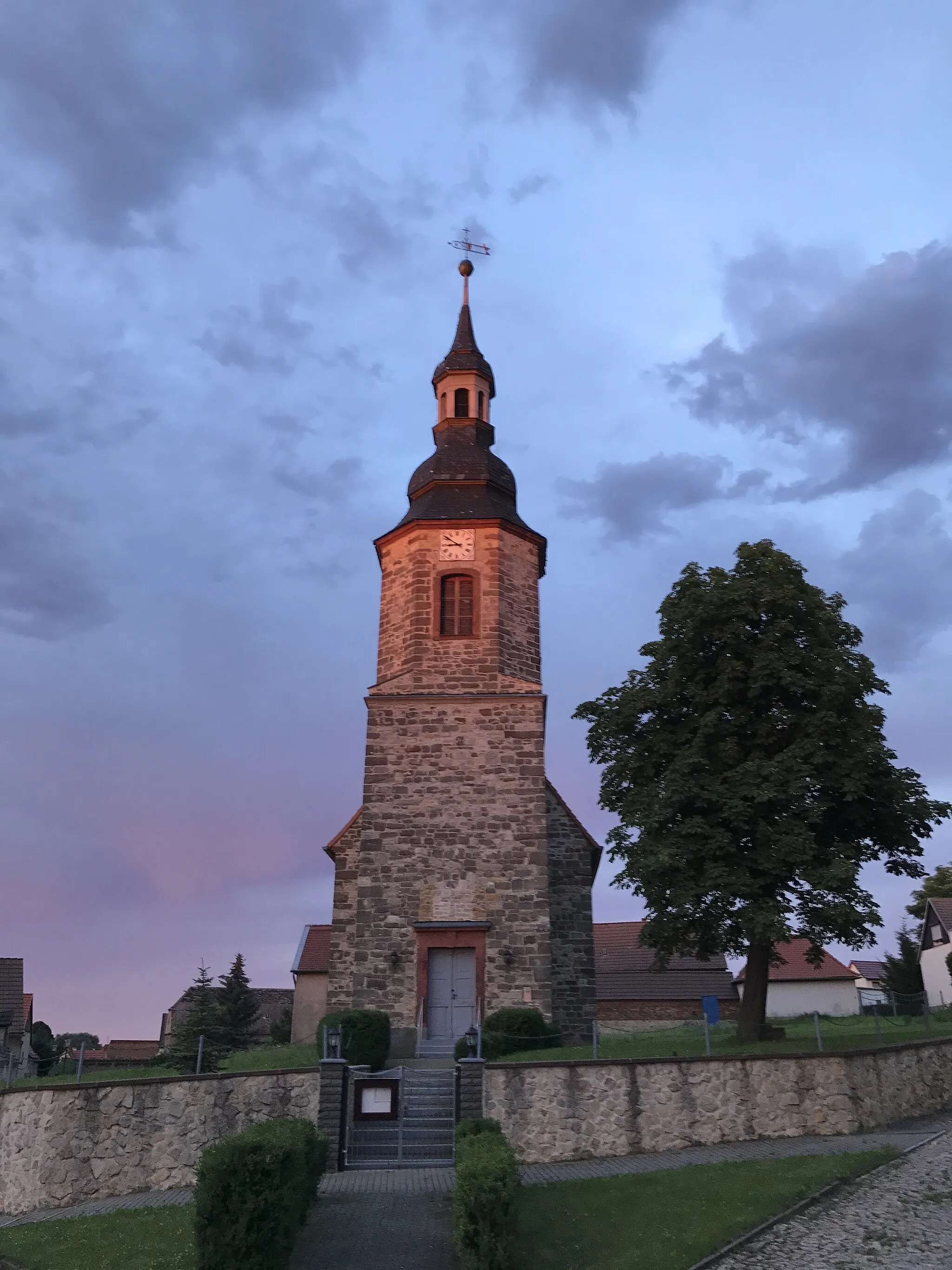 Photo showing: Kirche Oechlitz, Kirchplatz