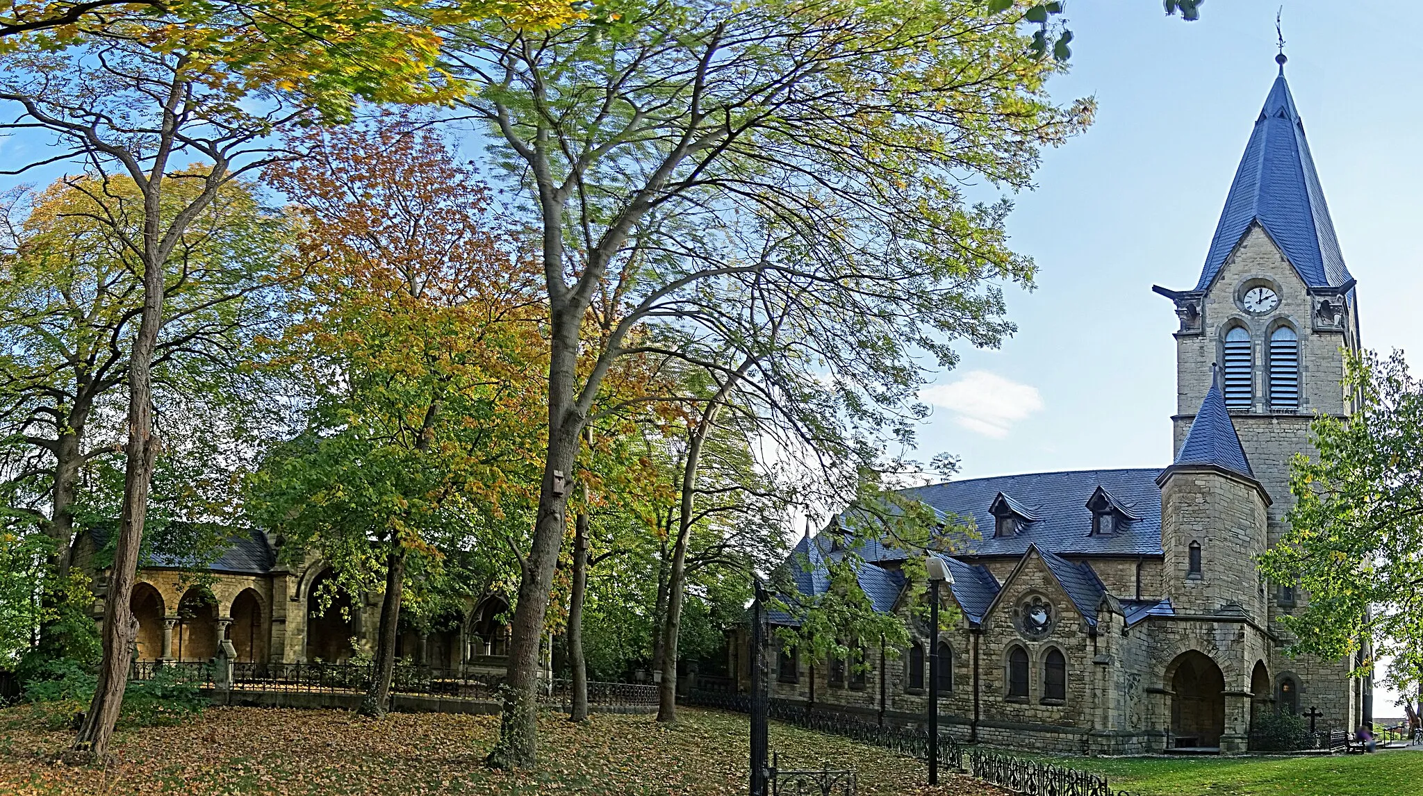 Photo showing: Mausoleum von Alvensleben und St.-Gertrud-Kirche in Neugattersleben