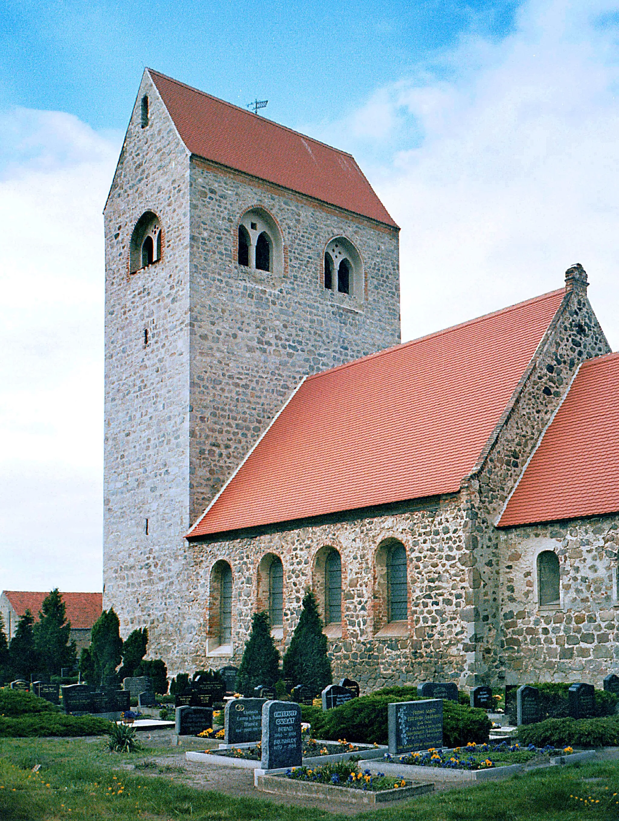 Photo showing: 01.05.2003  Erxleben (Osterburg): Dorfkirche (GMP: 52.750046,11.763102), Feldsteinbau um 1150.
[F20030501A12.jpg]20030501270NR.JPG(c)Blobelt