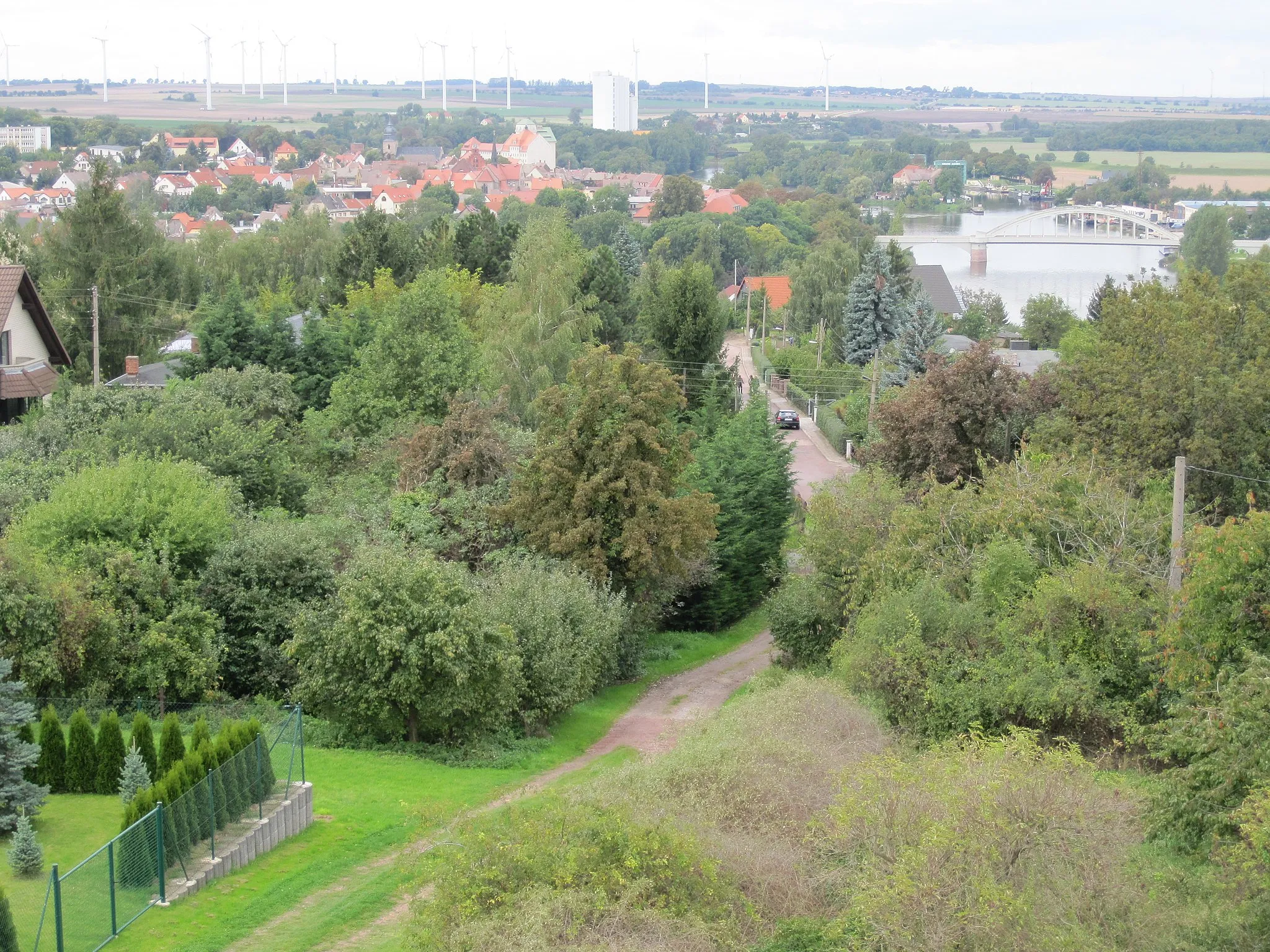 Photo showing: Vom Aussichtsturm auf Alsleben, beide Mühlen, Saalebrücke und Schleuse