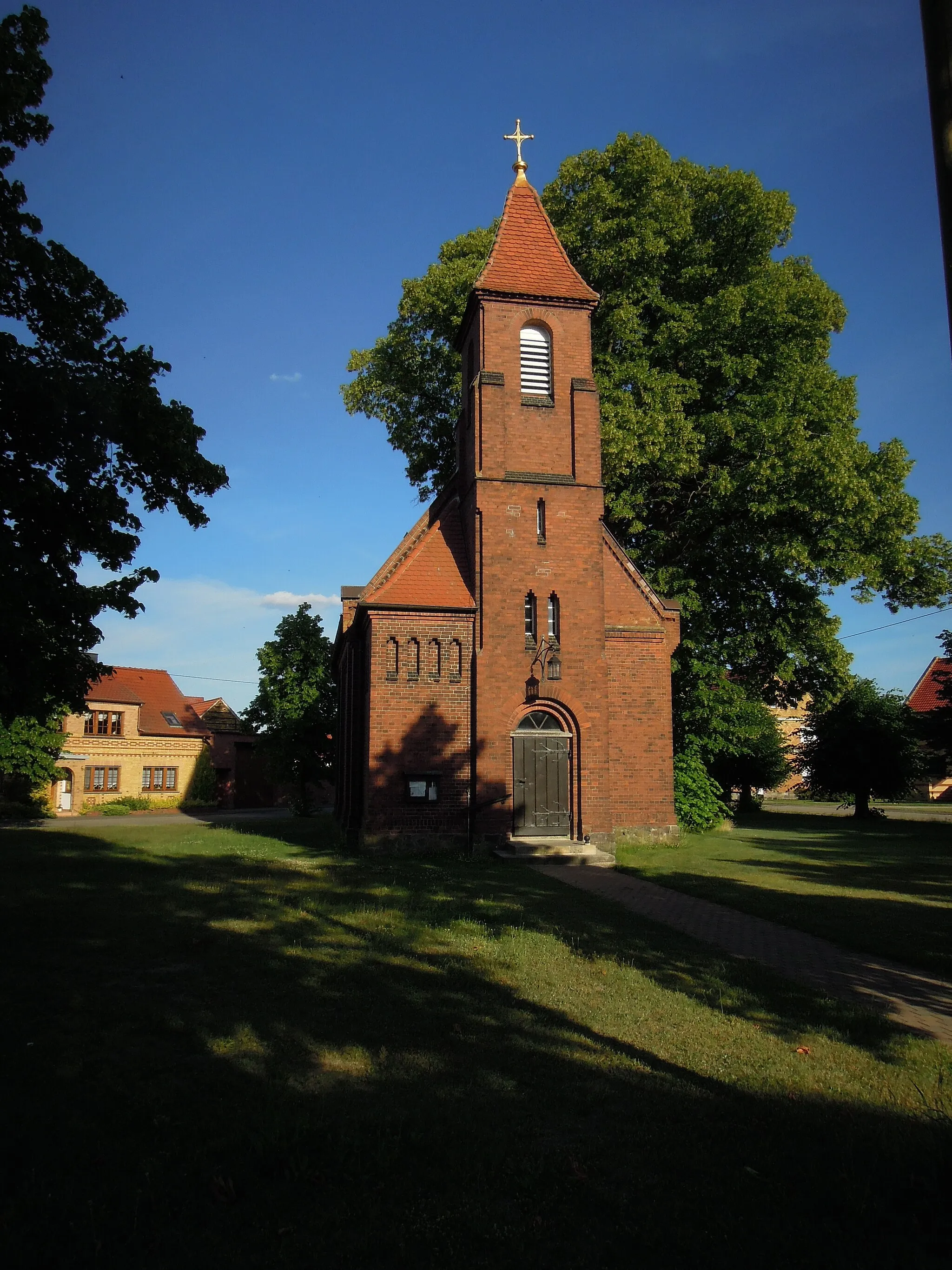 Photo showing: Dorfkirche Zemnick -Westansicht- Mitte Juni 2022