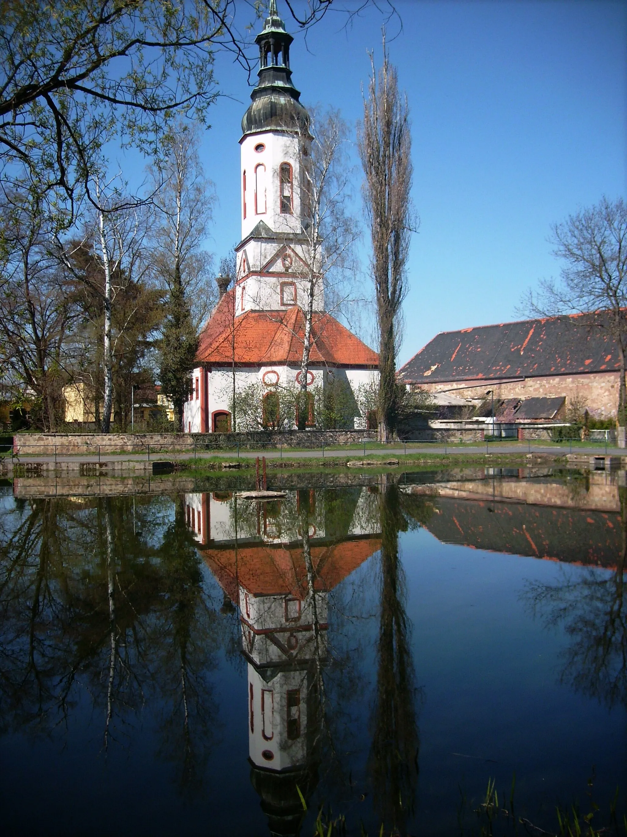 Photo showing: Church and pond in Otterwisch (Leipzig district, Saxony)