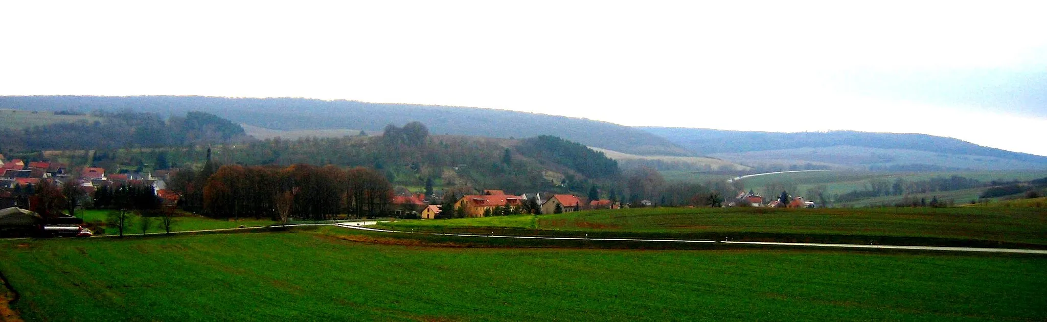 Photo showing: Blick auf Badra von Norden. Im Hintergrund die Höhen der Windleite südlich Badras, ganz rechts im Hintergrund im Südwesten  der Zimmerberg bei Schersen. dahinter befindet sich die Stadt Sondershausen.