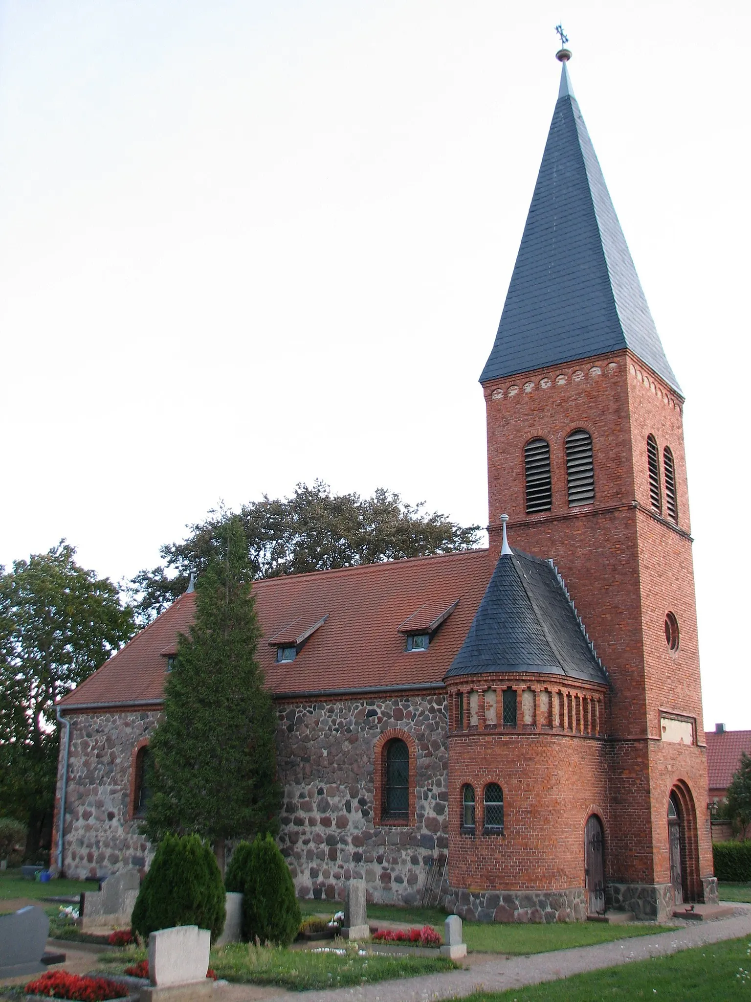 Photo showing: Kirche zu Hüselitz (Oktober 2018)