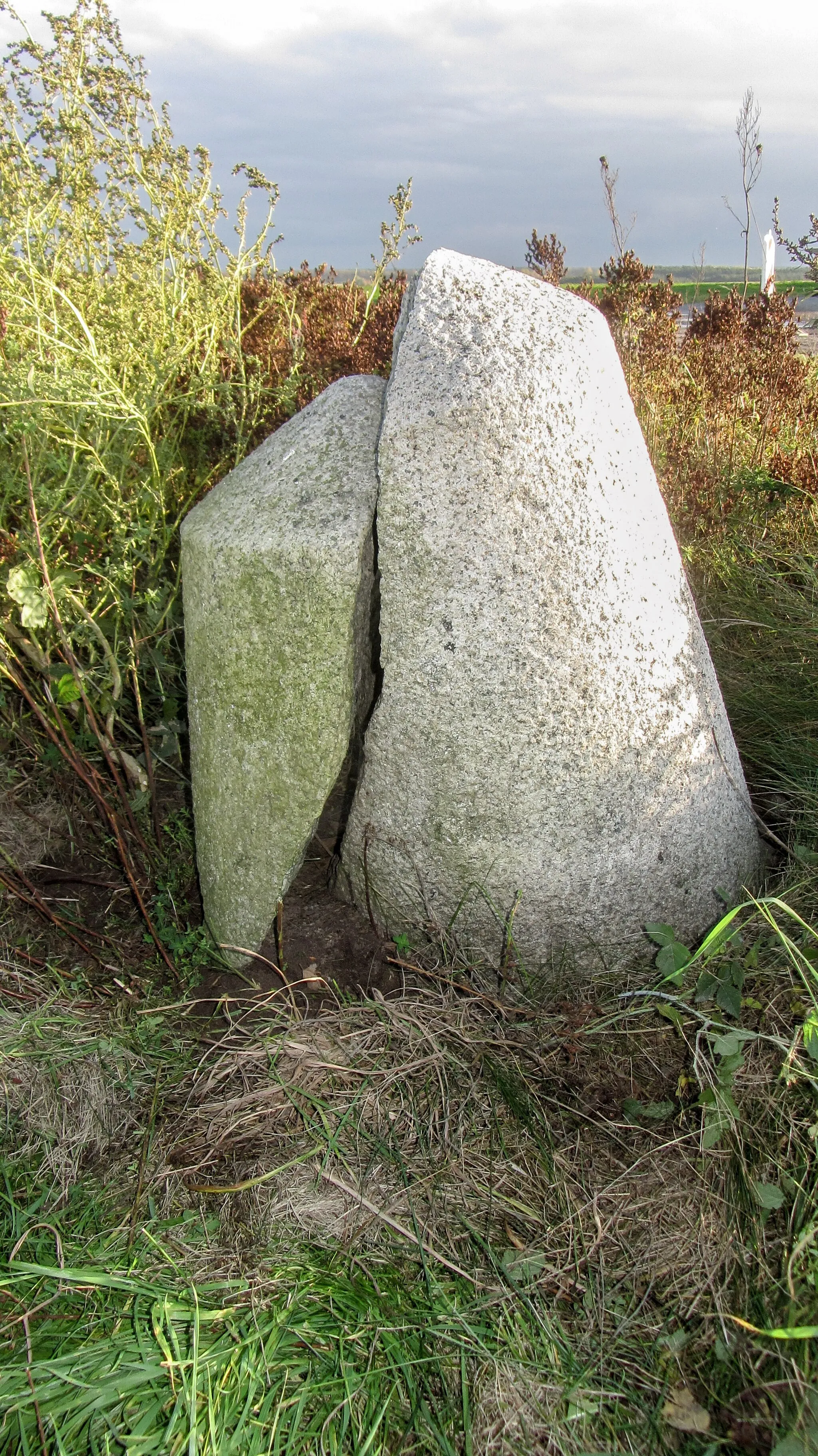 Photo showing: Preußischer Rundsockelstein (beschädigt) bei Hüselitz an der L 30, Abzweig K 1191 nach Klein Schwarzlosen