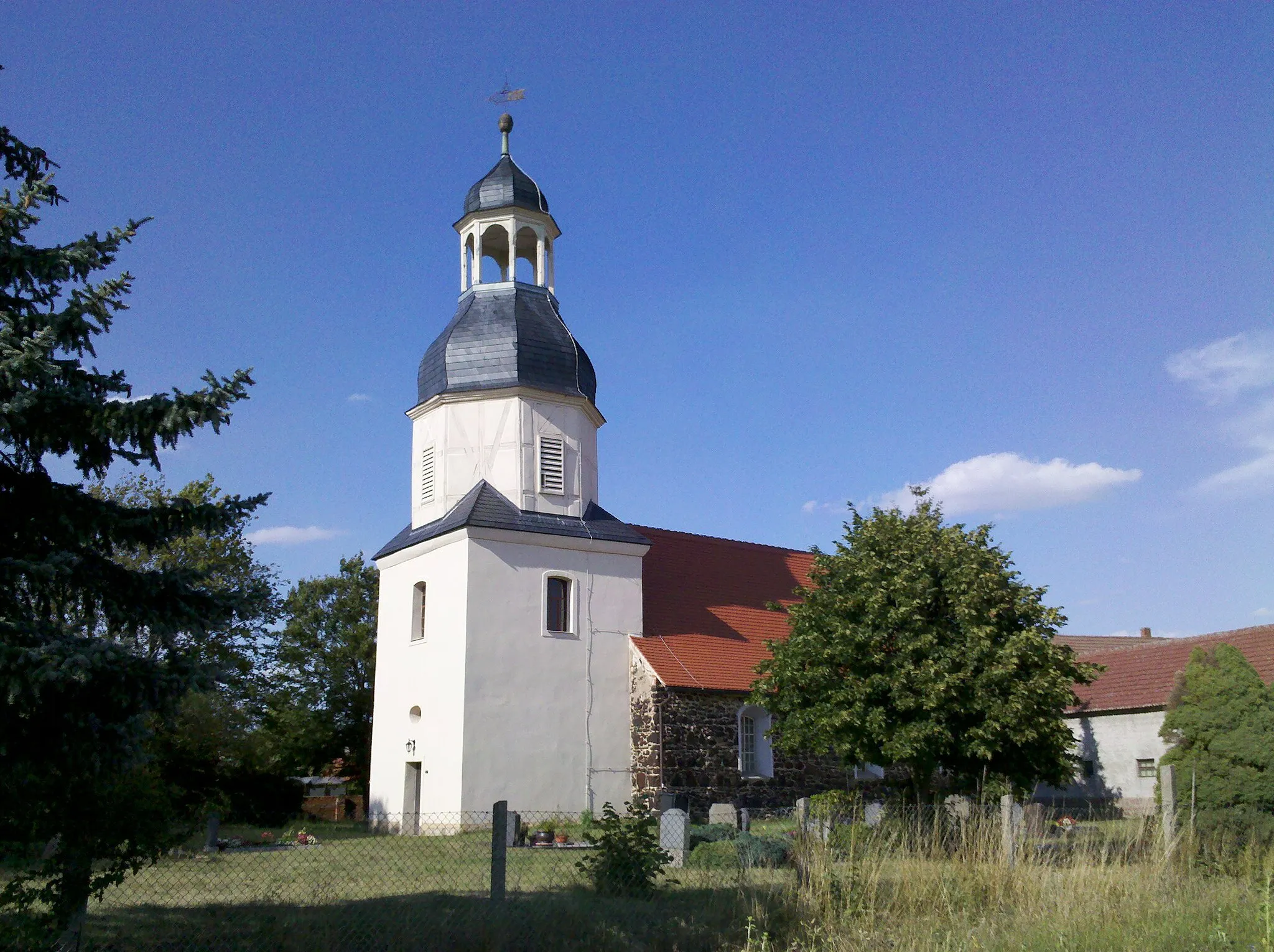 Photo showing: Dorfkirche Klitzschena -Dreiviertelsicht vom Südrand der Siedlung- im Juli 2020