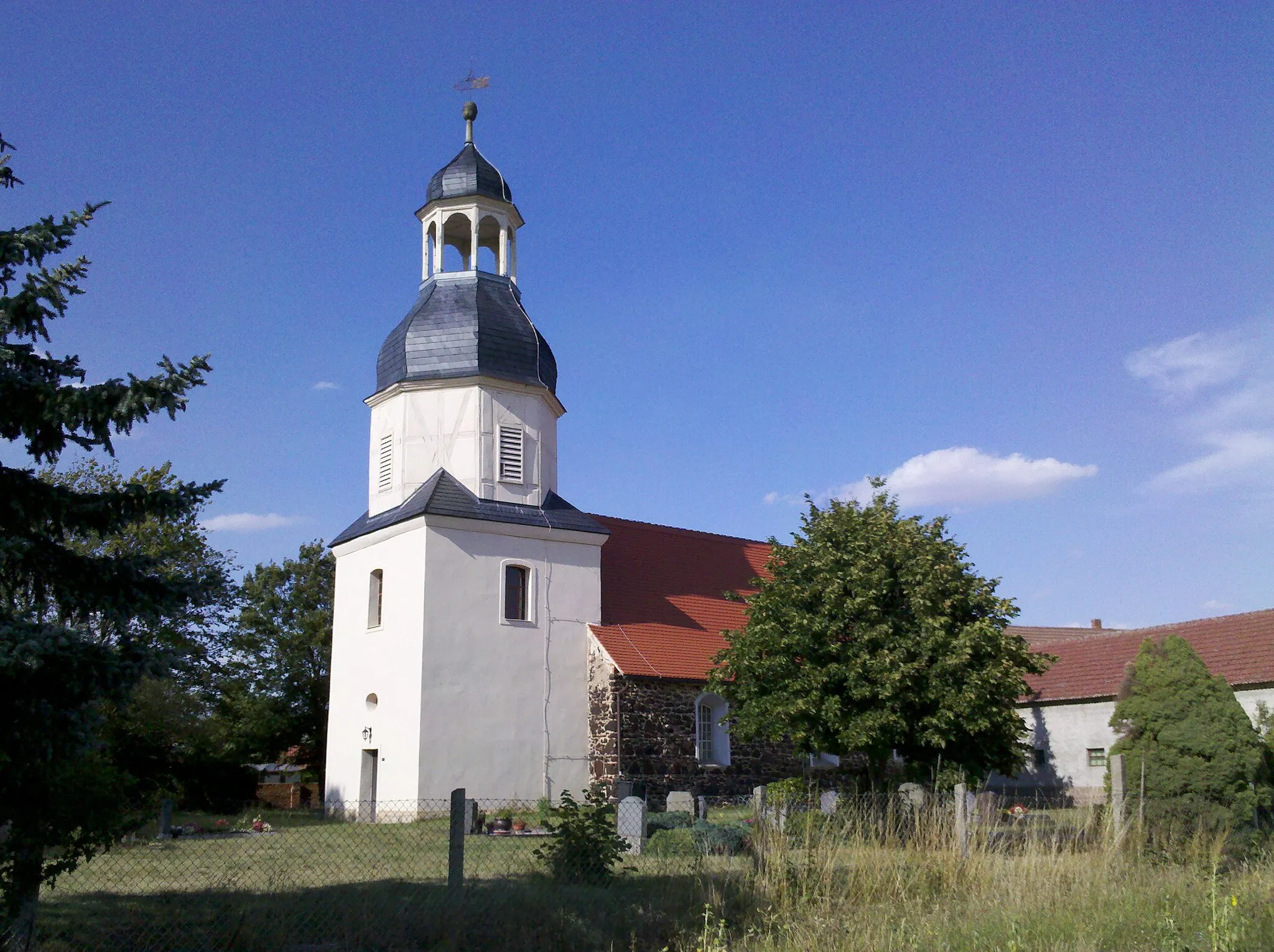 Photo showing: Dorfkirche Klitzschena -Dreiviertelsicht vom Südrand der Siedlung- im Juli 2020