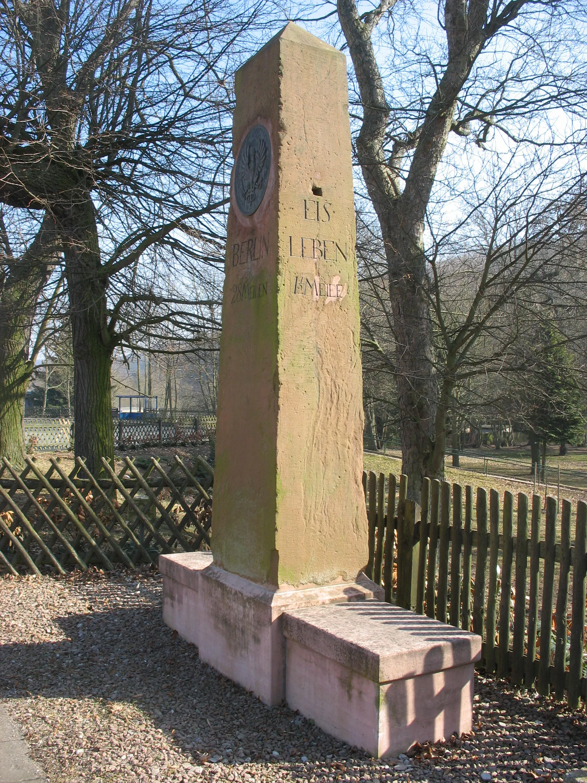 Photo showing: Emseloh - Ganzmeilenobelisk 28 Meilen bis Berlin