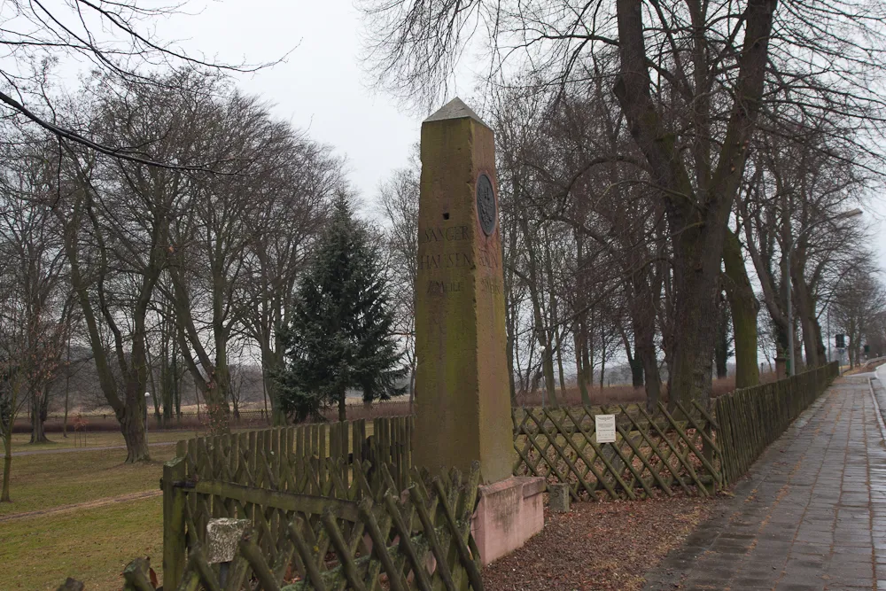 Photo showing: Preußischer Meilenobelisk (Ganzmeilenstein) mit Sitzbank