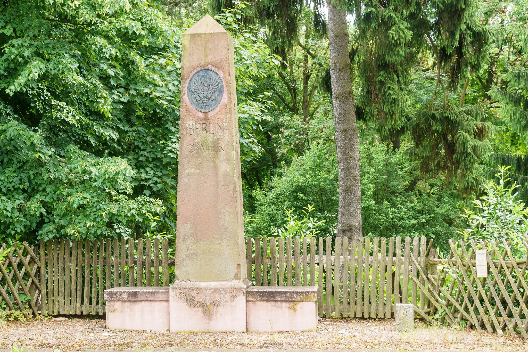 Photo showing: Preußischer Ganzmeilenobelisk (0493) mit Sitzbank an der L 151 in Emseloh. Inschrift: BERLIN 28 MEILEN ; EISLEBEN 1 ½ MEILE ; SANGERHAUSEN 1 1/8 MEILE