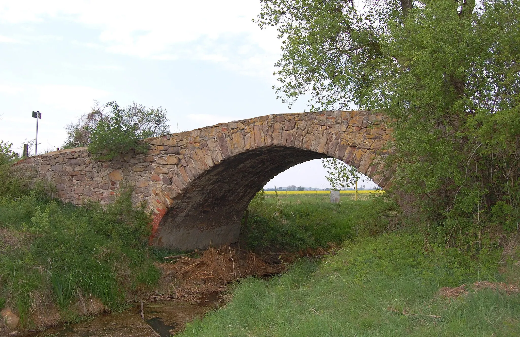 Photo showing: Klusbrücke, westlicher Bogen