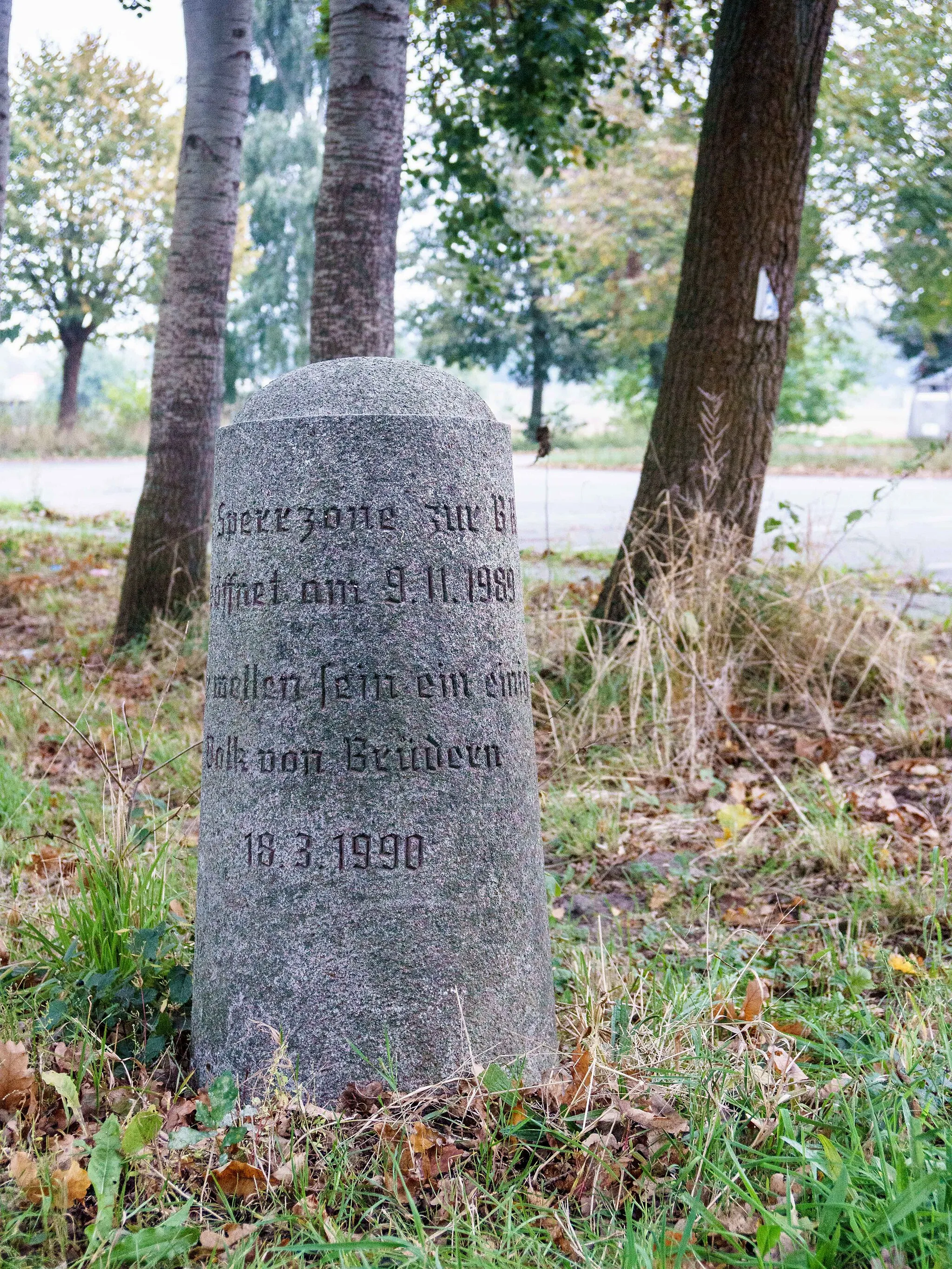 Photo showing: Preußischer Rundsockelstein an der L 5, in Schrampe.