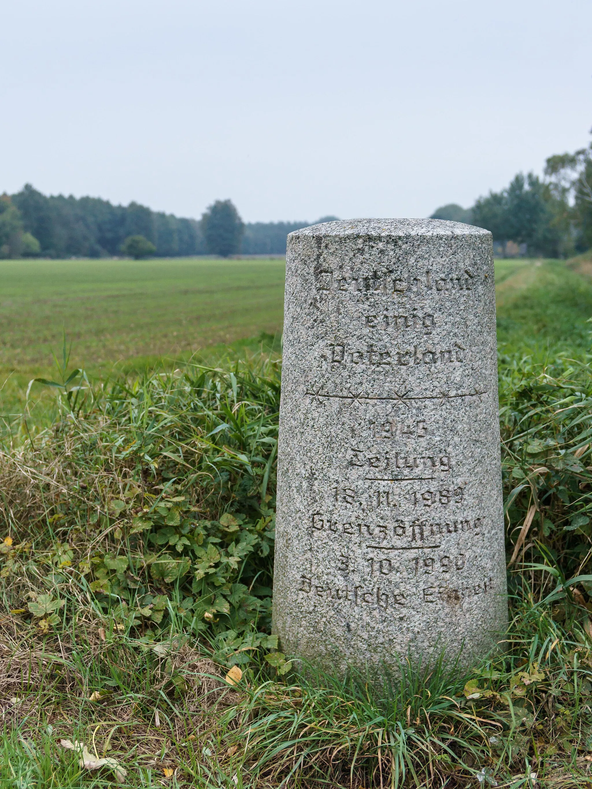 Photo showing: Preußischer Rundsockelstein zwischen Schrampe (L 5) und  Schmarsau (L 260) an der ehemaligen, innerdeutschen Grenze.