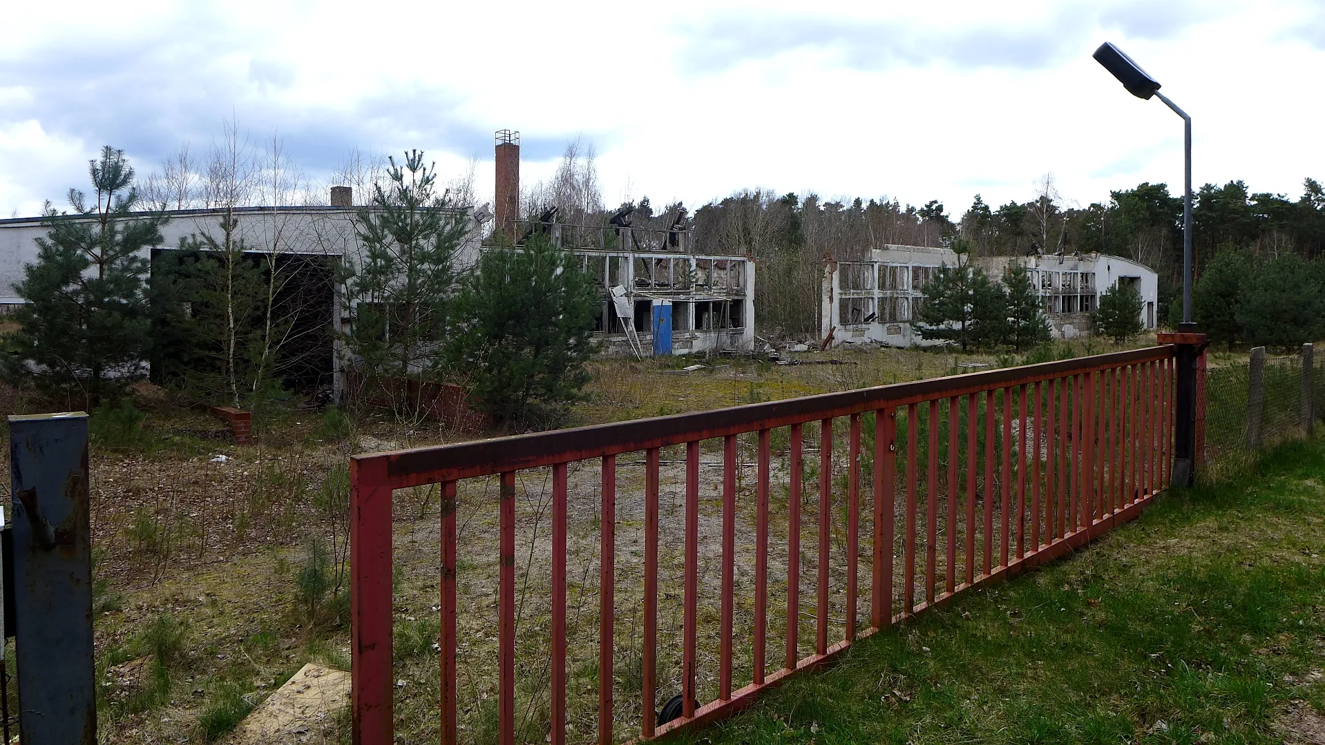 Photo showing: Schrampe, Ortsteil von Arendsee (Altmark): Ruine eines Industriebetriebes aus DDR-Zeiten im Erholungsgebiet am Arendsee. Aufnahmedatum 2015-04.