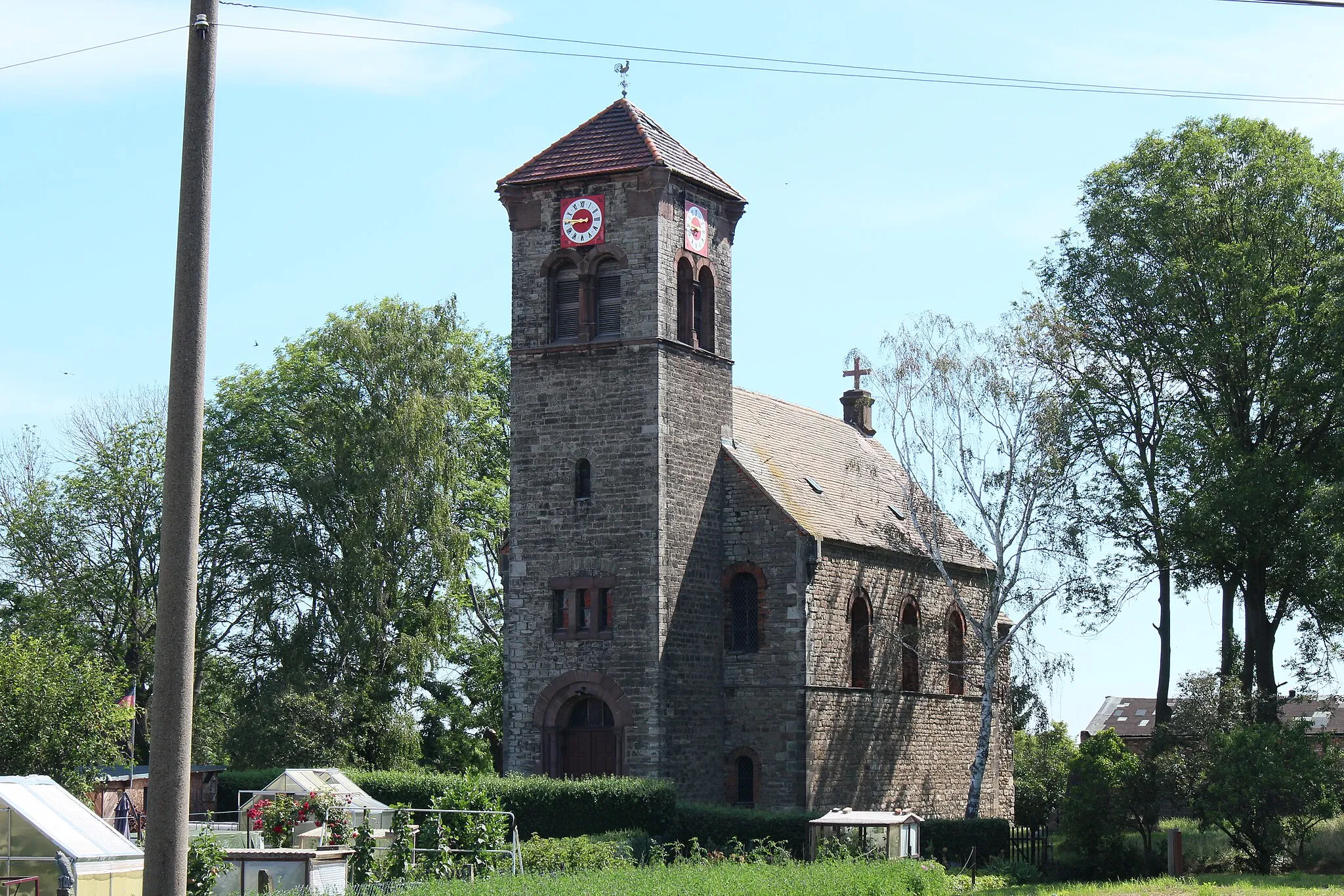 Photo showing: Blick auf die Dorfkirche von Augsdorf von einer Anhöhe neben der Gustav-Koch-Straße.