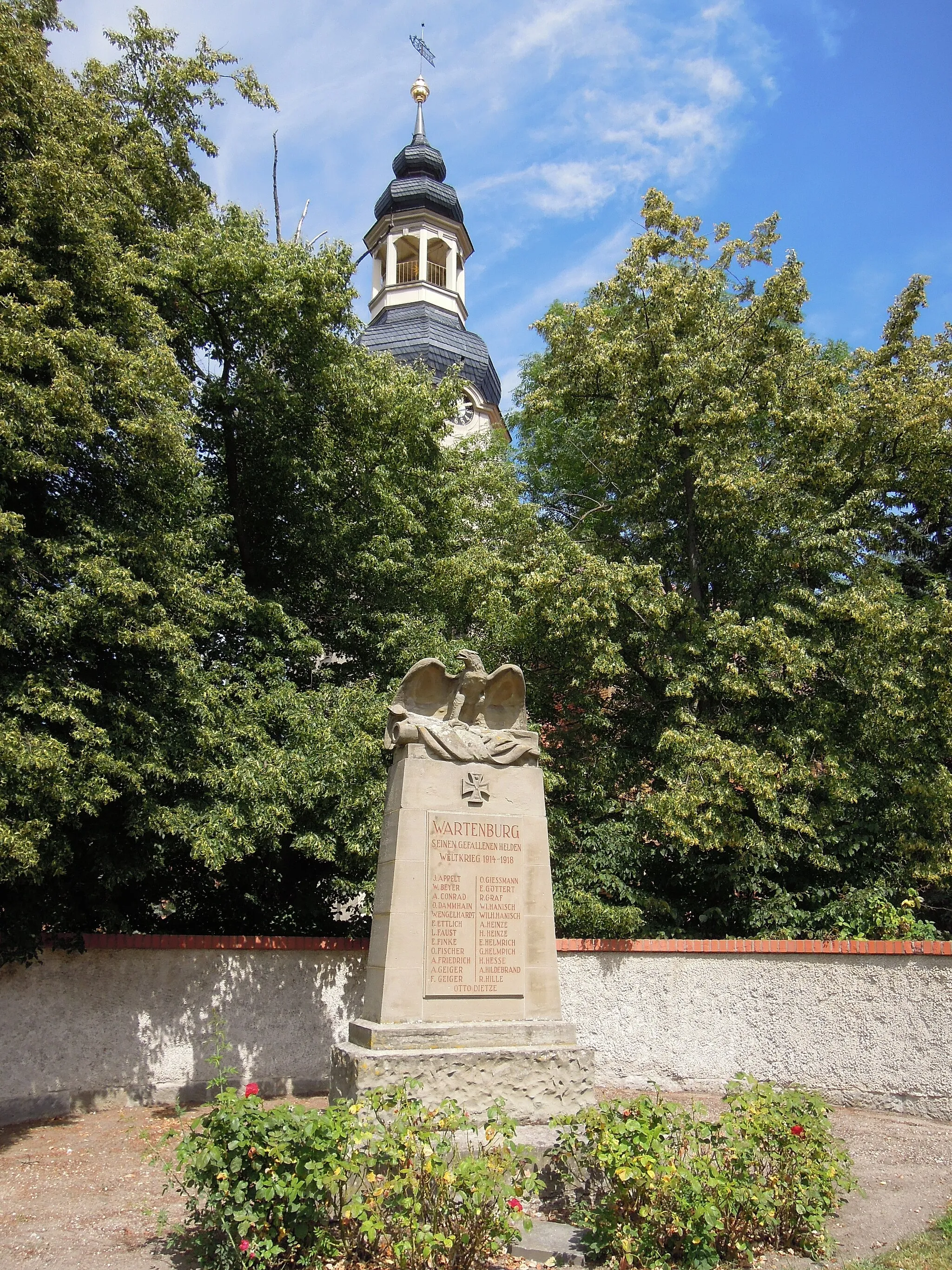 Photo showing: Kirchturm und Gefallenendenkmal WK I in Wartenburg im August 2020