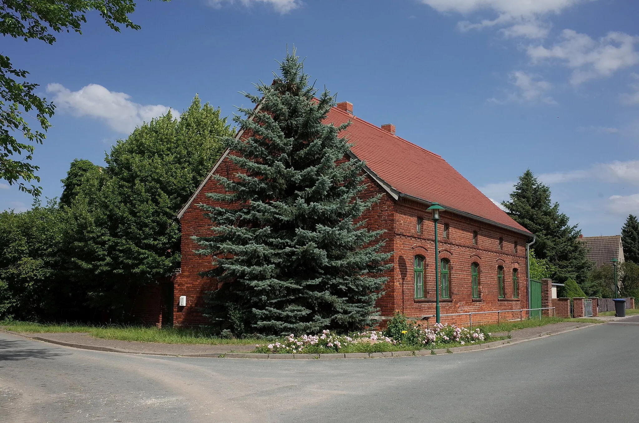 Photo showing: Raguhn-Jeßnitz, Ortsteil Marke, Dorfstraße 31 (Baudenkmal im Denkmalverzeichniss Sachsen-Anhalt, Erfassungsnummer: 094 95419 000 000 000 000 [1])