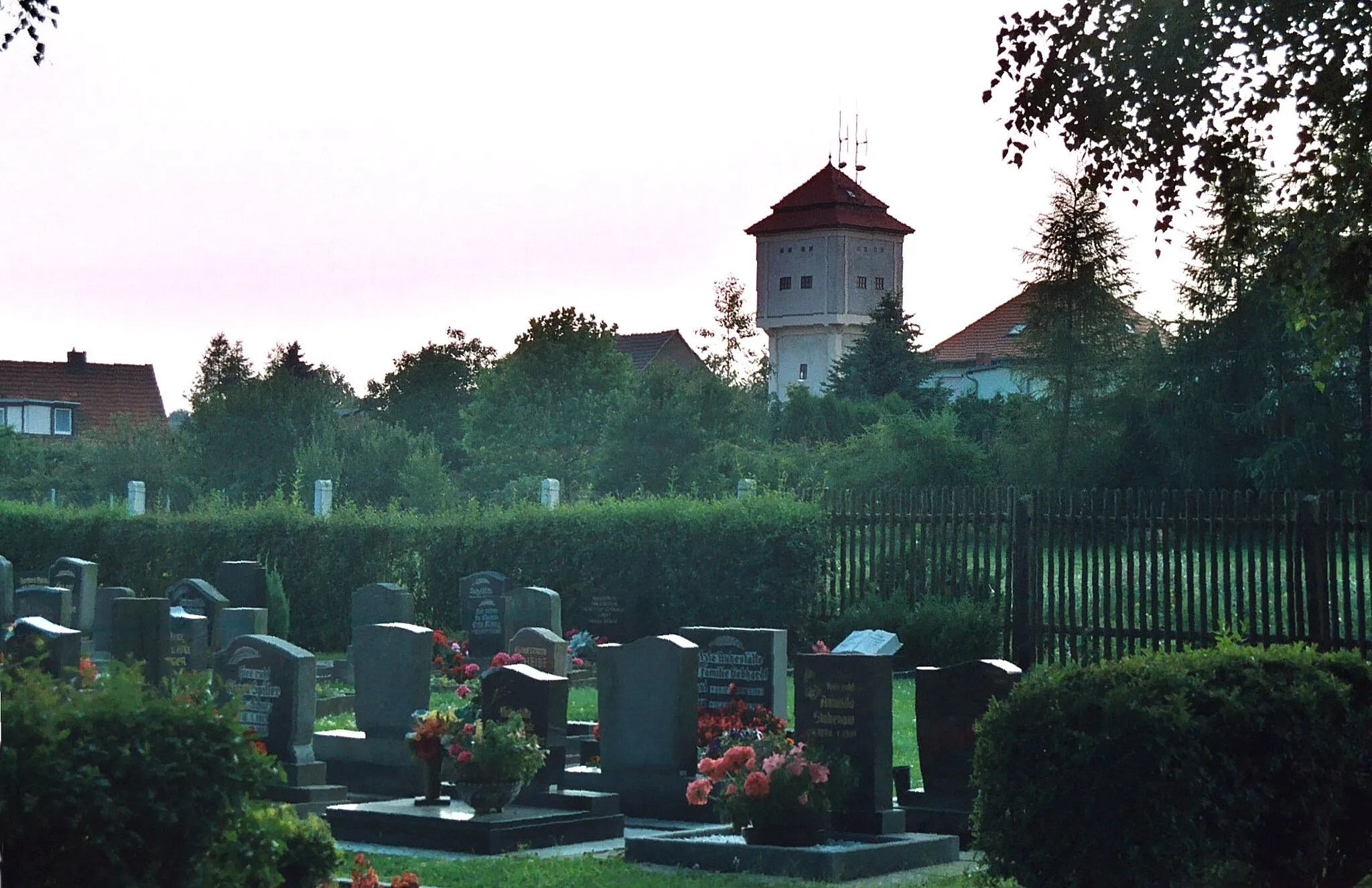 Photo showing: Bischofrode (Lutherstadt Eisleben), view from the cemetery to the water tower