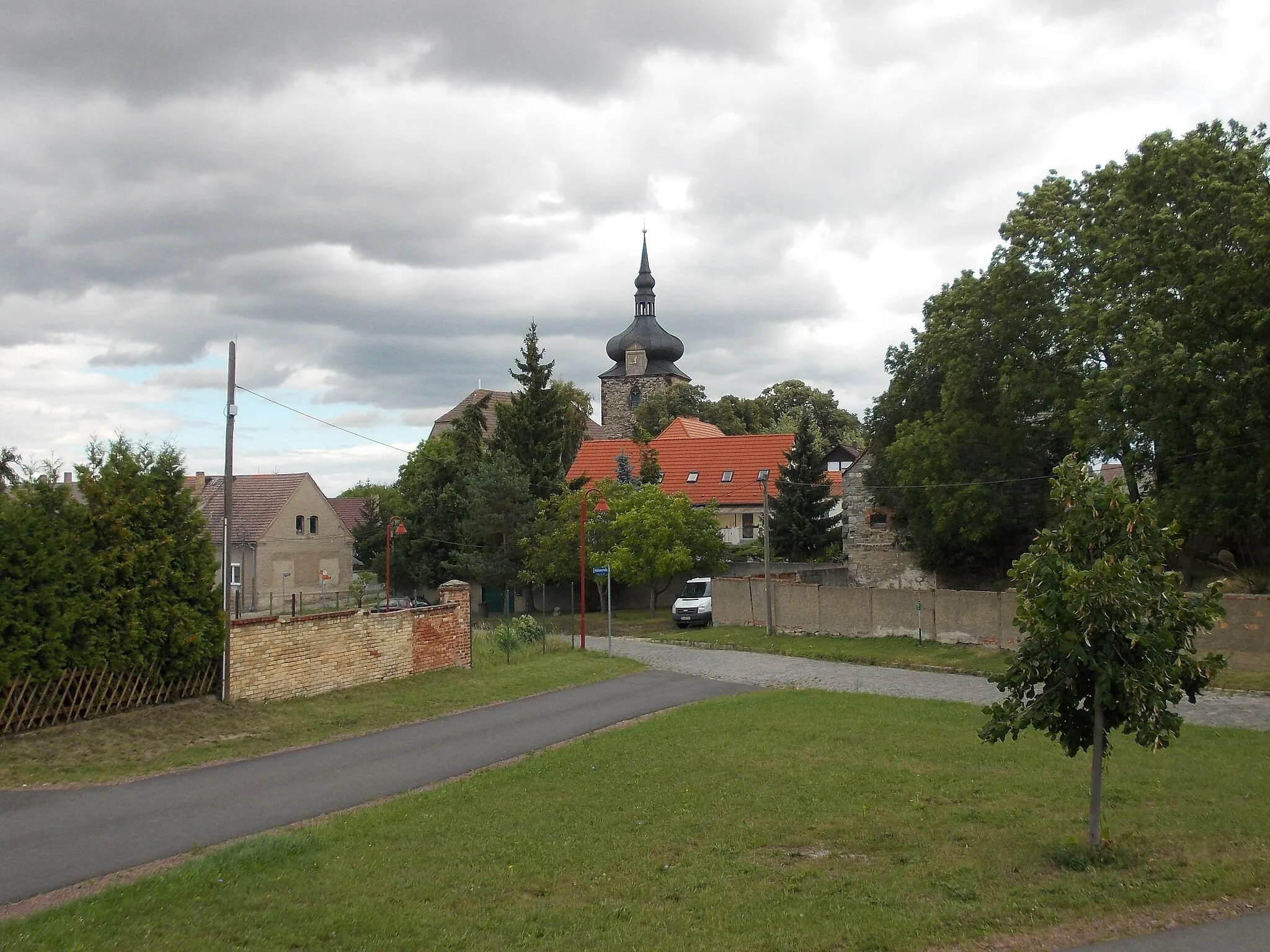 Photo showing: View of Niederklobikau (Bad Lauchstädt, district of Saalekreis, Saxony-Anhalt) with the church