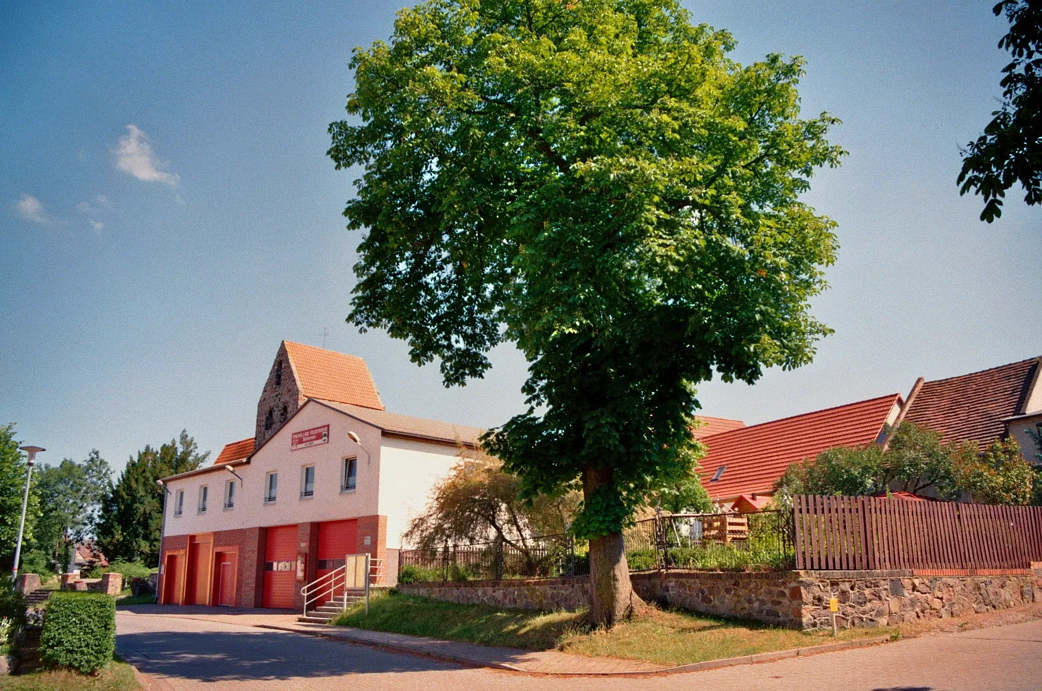 Photo showing: Breite Straße with the fire station and the church in Schermen, Möser, Landkreis Jerichower Land, Sachsen-Anhalt, Germany.