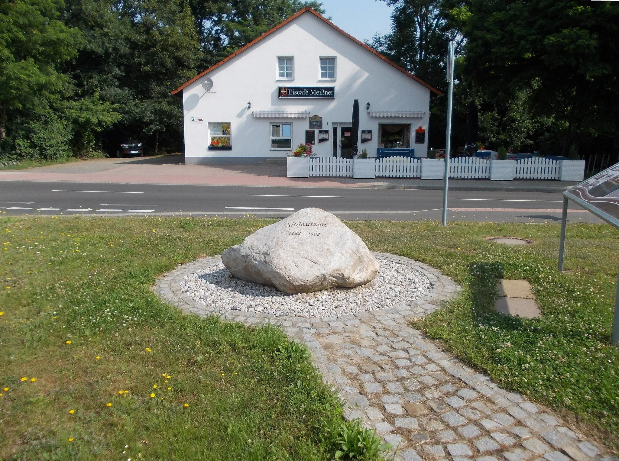 Photo showing: Memorial stone to the village of Alt-Deutzen, destroyed by an opencast mine, in Deutzen (Leipzig district, Saxony)
