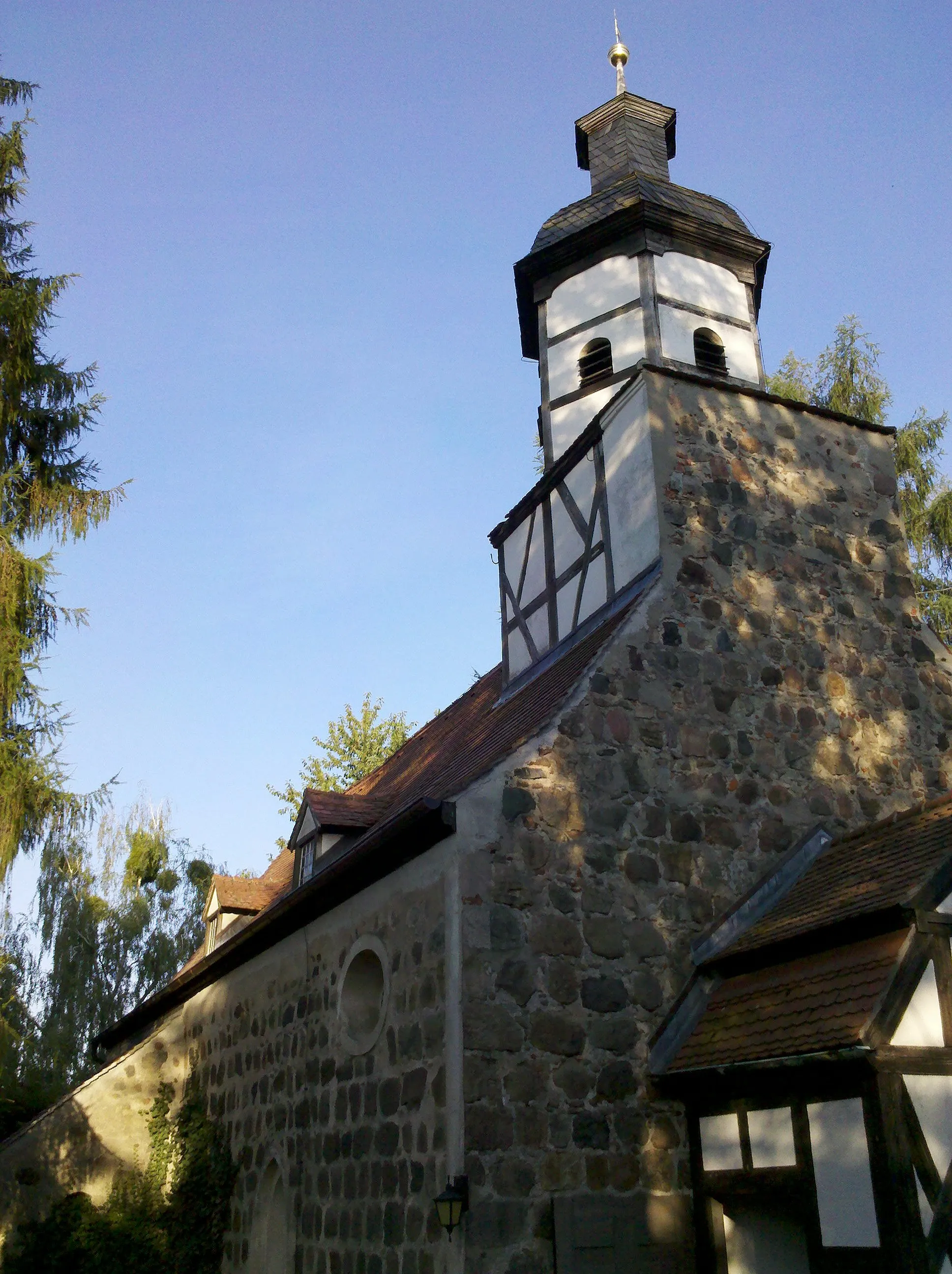 Photo showing: Feldsteinkirche in Bülzig mit Fachwerkturm im Juli 2020