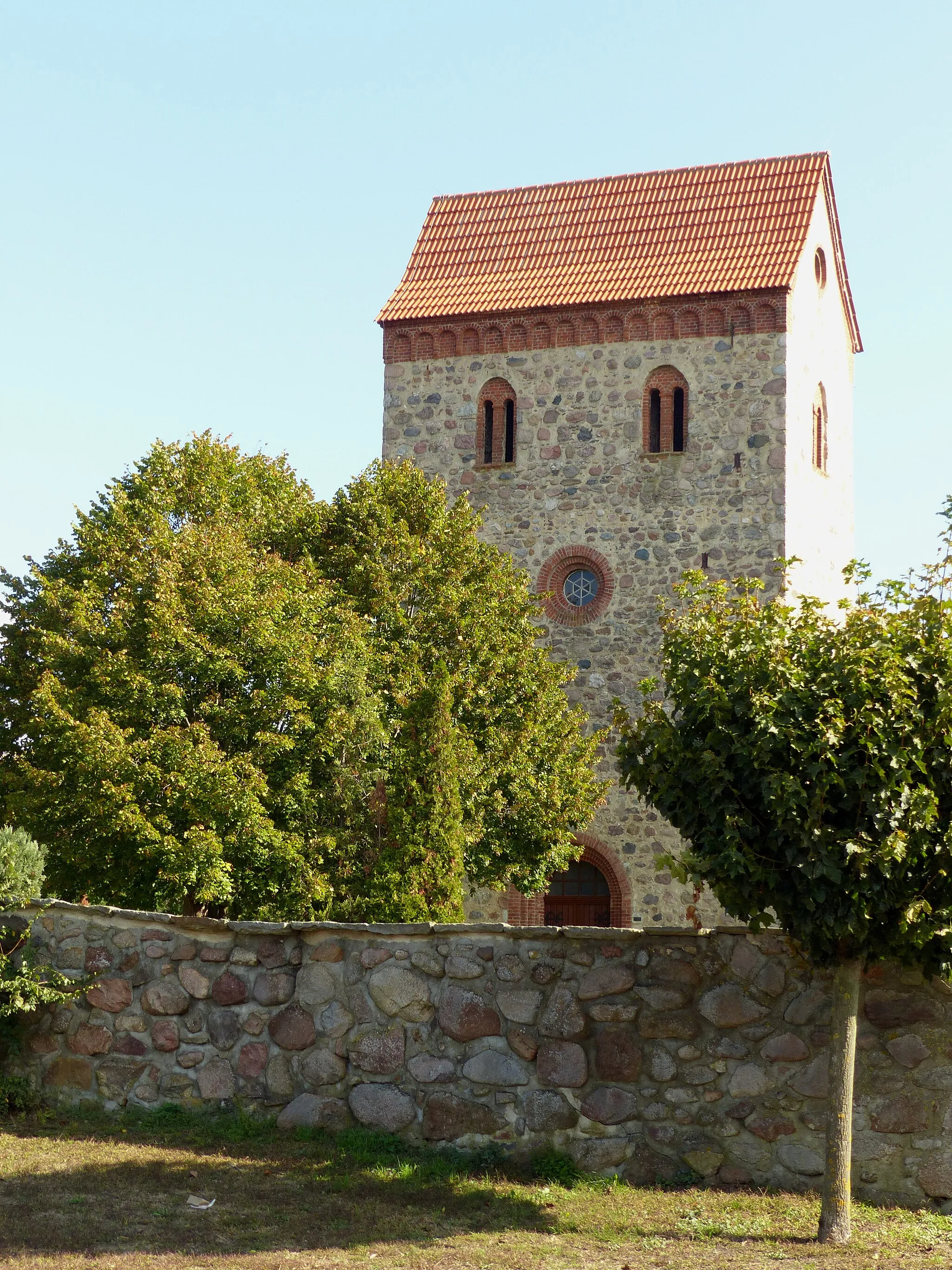 Photo showing: Dorfkirche in Bühne, spätromanisch mit wohl schon gotischen Schallöffnungen