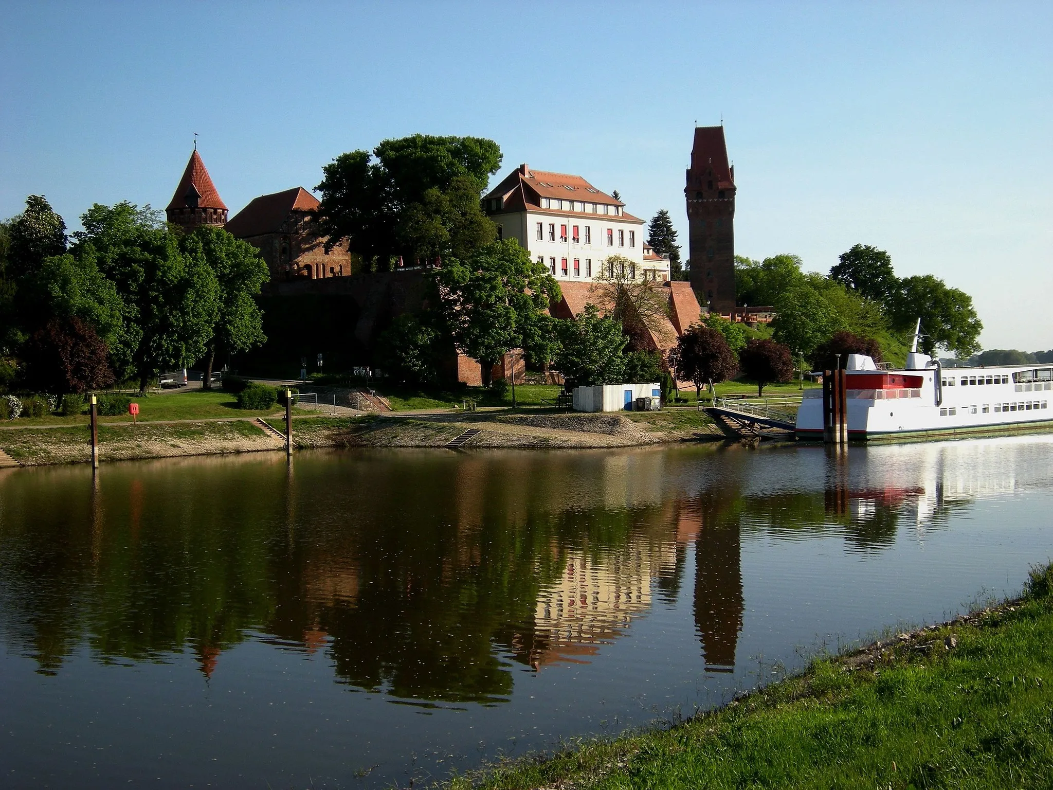 Photo showing: Tangermünde - Burg über der Elbe mit Ausflugsschiff