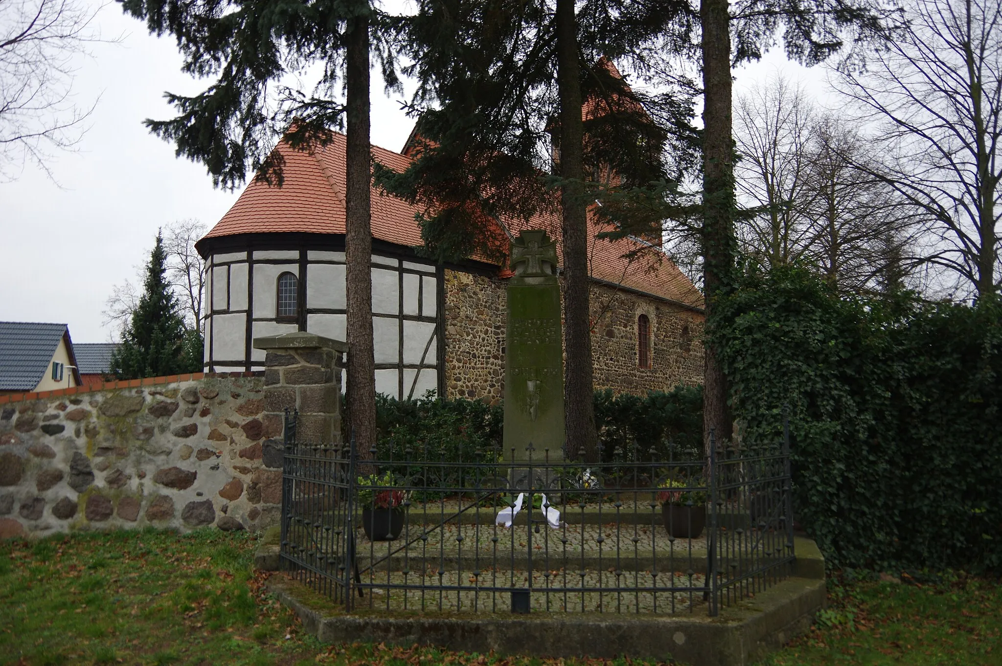Photo showing: Möckern, Ortsteil Rietzel. Das Kriegerdenkmal ist denkmalgeschützt.Es befindet sich östlich der Kirchge