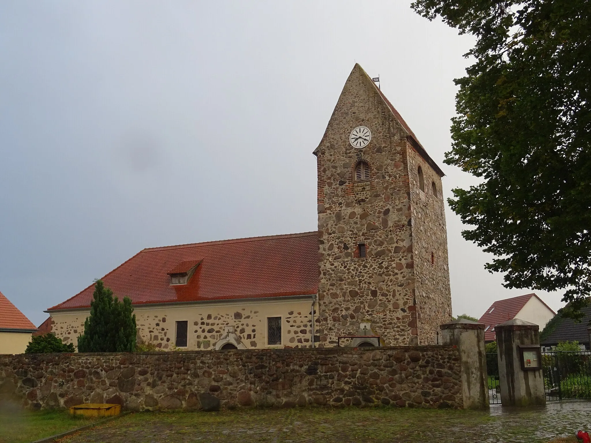 Photo showing: Kirche in Demker mit Mauer, Blick von Nordwesten