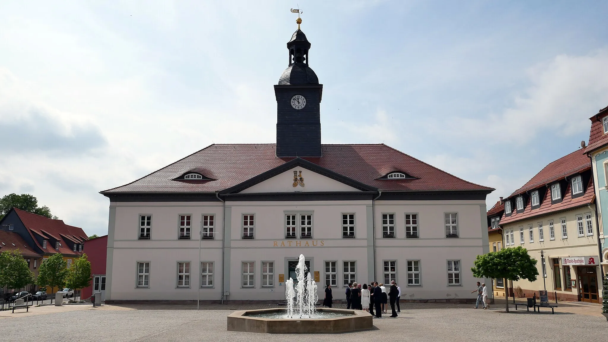 Photo showing: Eher schlicht gehalten ist die Architektur des Rathauses in Bad Frankenhausen.