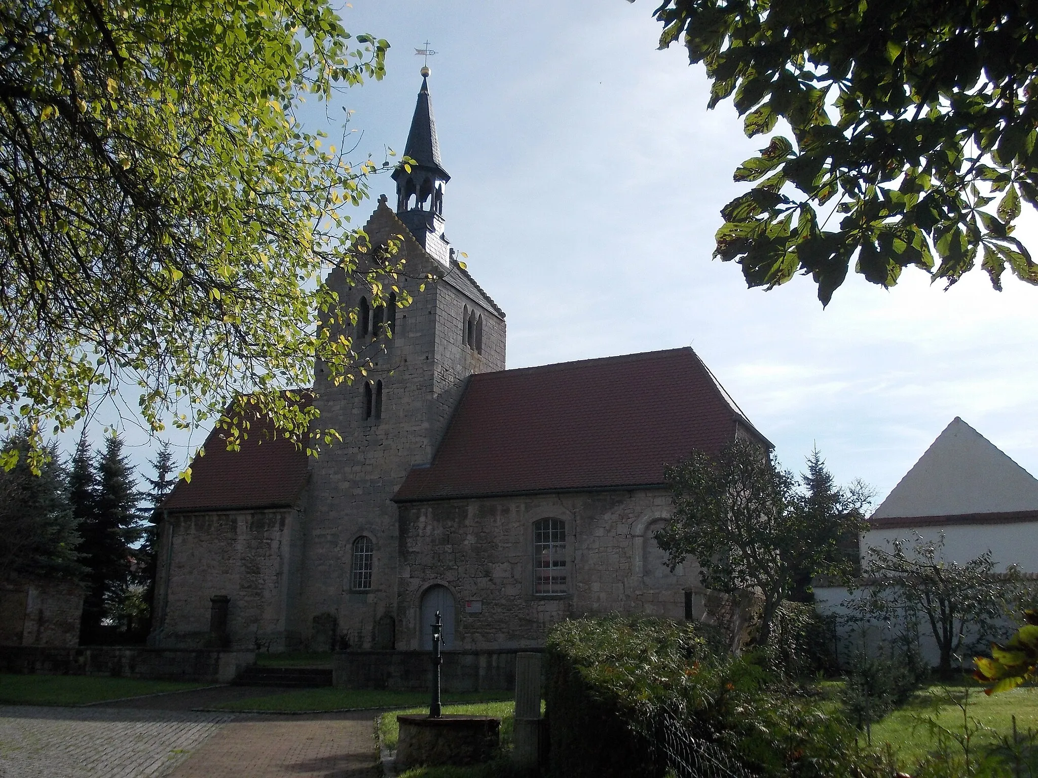 Photo showing: St. Pancratius' Church in Pödelist (Freyburg/Unstrut, district: Burgenlandkreis, Saxony-Anhalt)