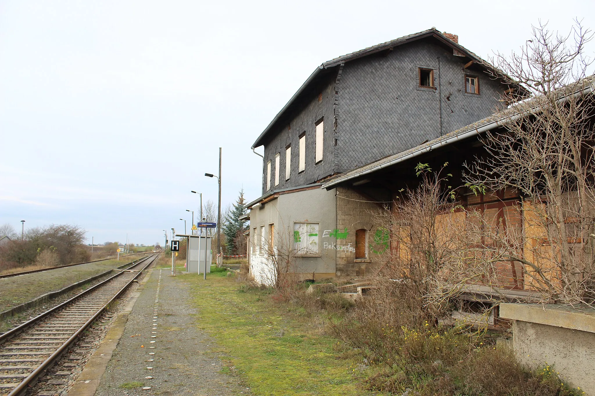 Photo showing: train station Eckartsberga, platforms