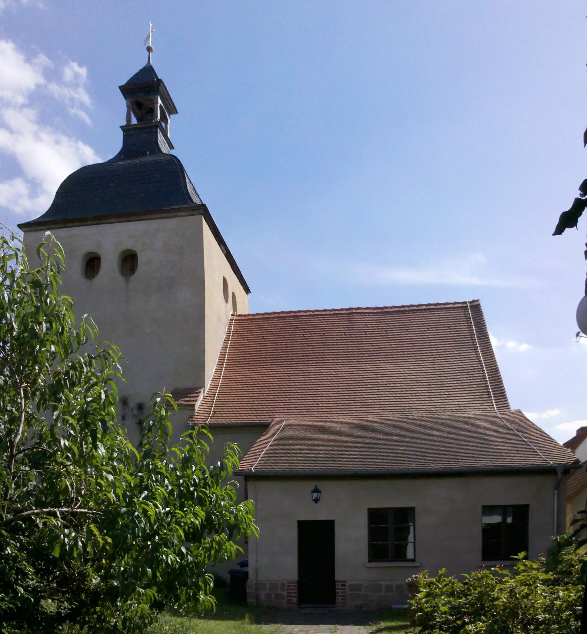Photo showing: Kirche Gröbern -Nordansicht- im Juli 2020