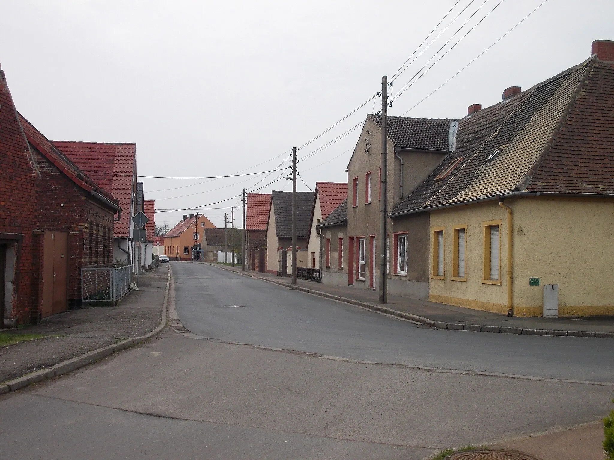 Photo showing: Main street of Schierau (Raguhn-Jessnitz, Anhalt-Bitterfeld district, Saxony-Anhalt)