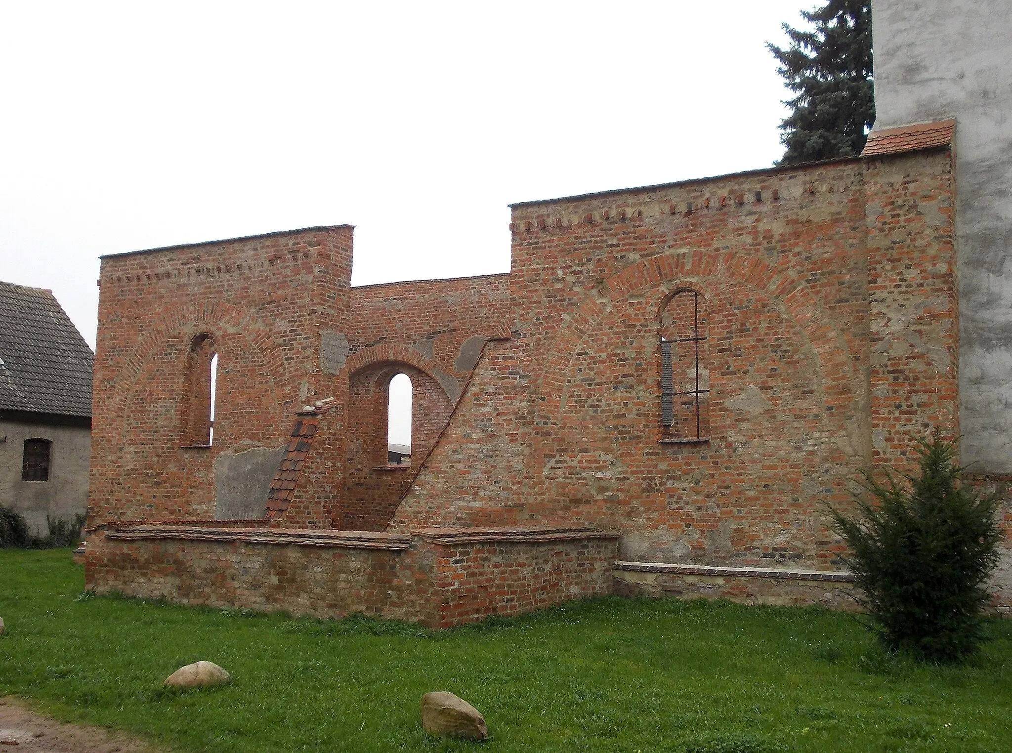 Photo showing: Ruins of Schierau church (Raguhn-Jessnitz, Anhalt-Bitterfeld district, Saxony-Anhalt)