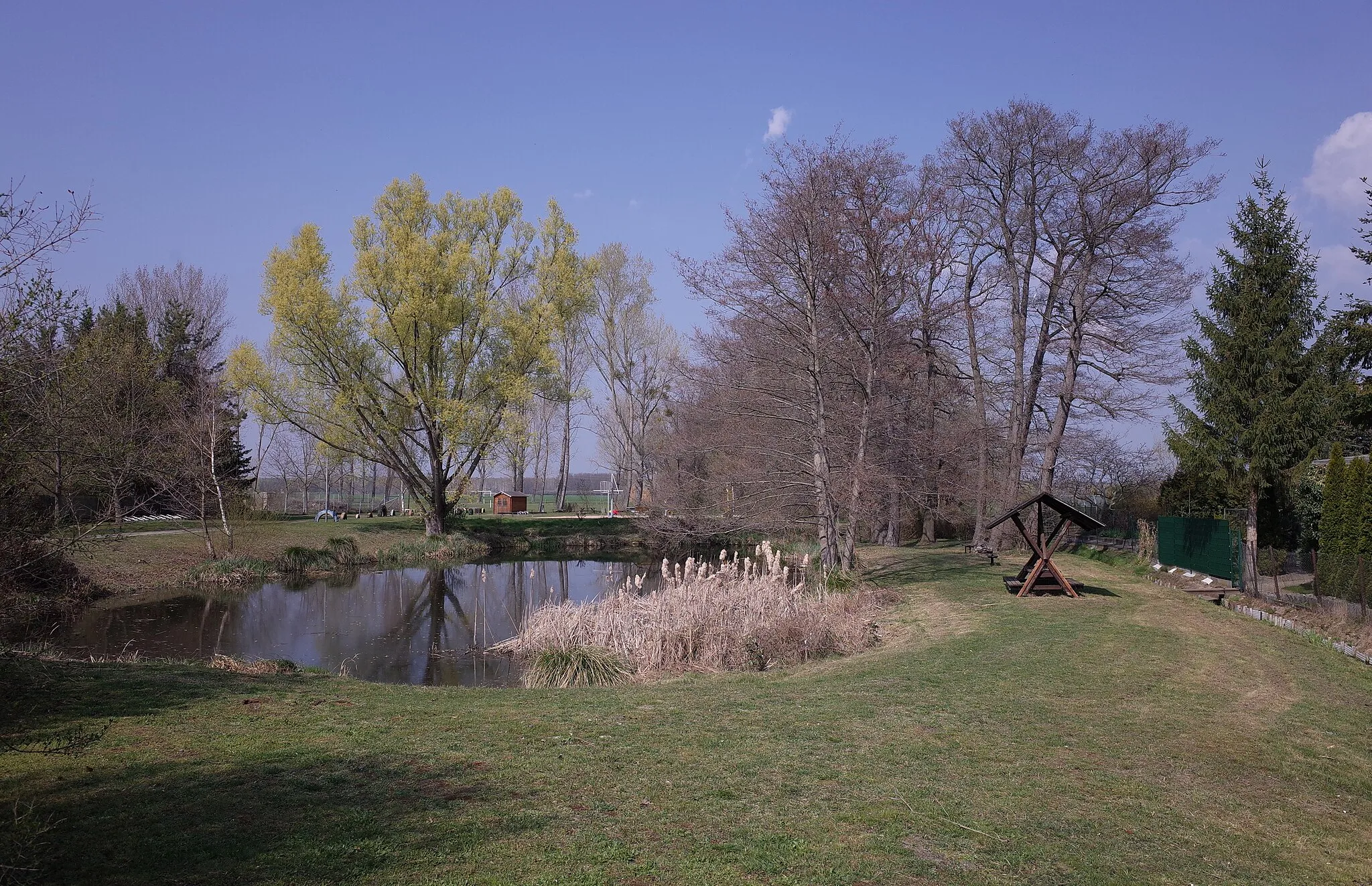 Photo showing: Chörau, Dorfteich mit Rast-und Spielplatz.