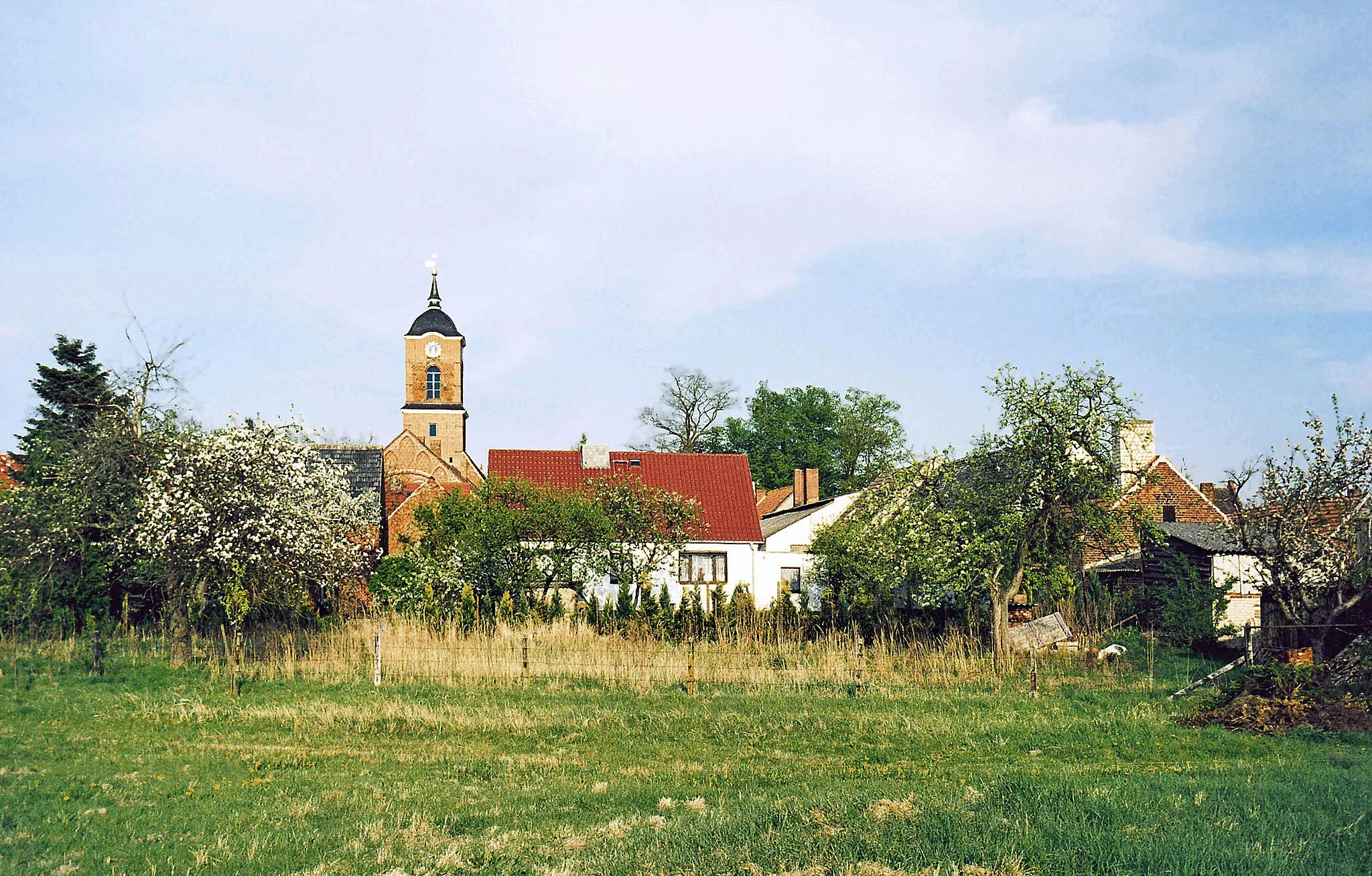 Photo showing: 02.05.2003   39638  Kloster Neuendorf (Hansestadt Gardelegen): Klosterkirche Sankt Maria, Benedikt und Bernhard (GMP: 52.525951,11.458214) des ehemaligen Zisterzienser-Nonnenklosters. Einschiffiger frühgotischer Backsteinbau (2. Hälfte 13. Jahrhundert). Das Kloster wurde 1228 gegründet. Der Turm stammt aus dem Barock und trägt eine Schweifhaube.                                                                                                                                                                                                                                                   [F20030502A025.jpg]20030502890NR.JPG(c)Blobelt