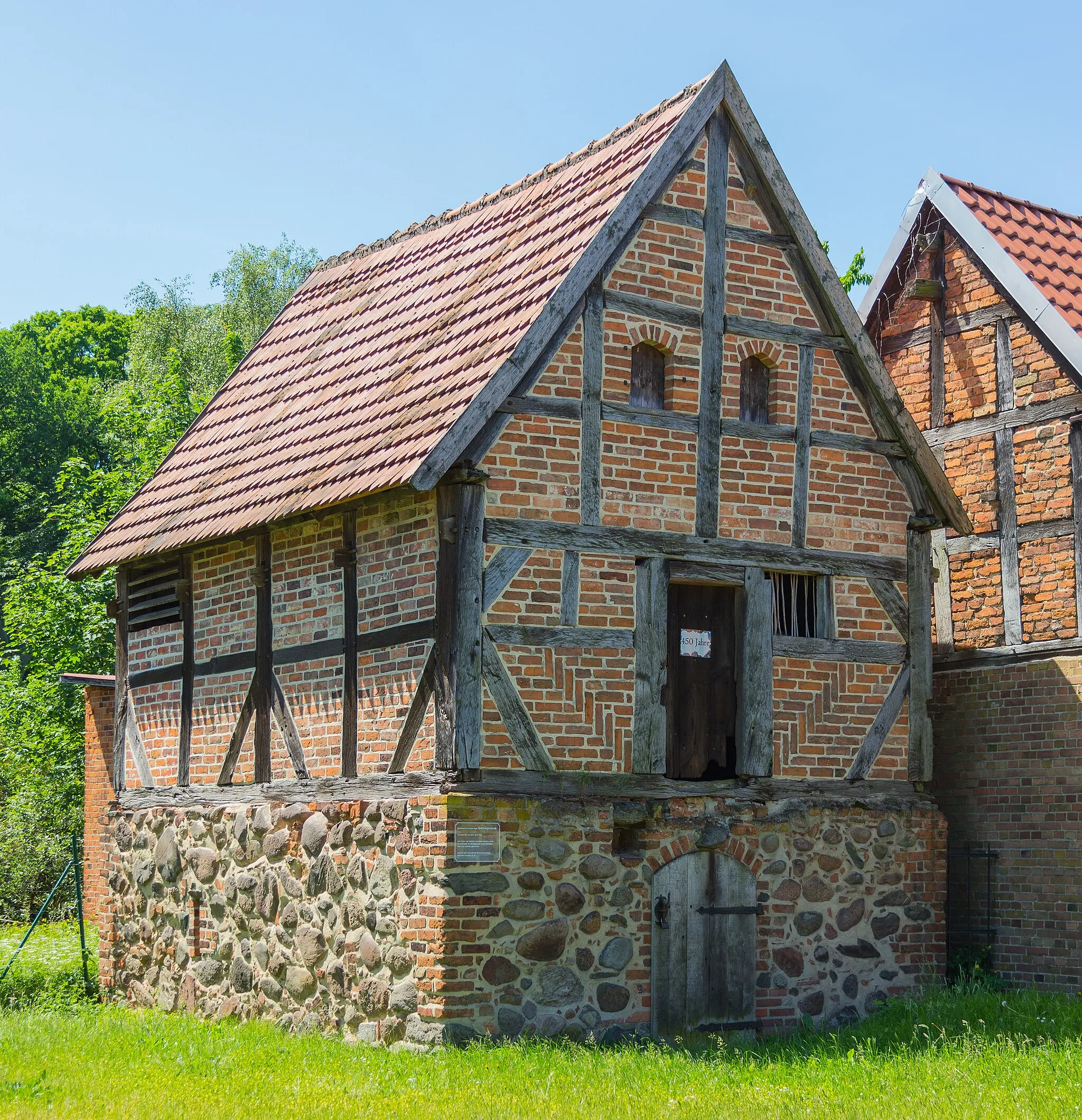 Photo showing: Former prison building (Hundeloch) and small granary in Kloster Neuendorf, district of Gardelegen, Altmarkkreis Salzwedel, Saxony-Anhalt, Germany. The building is a listed cultural heritage monument.