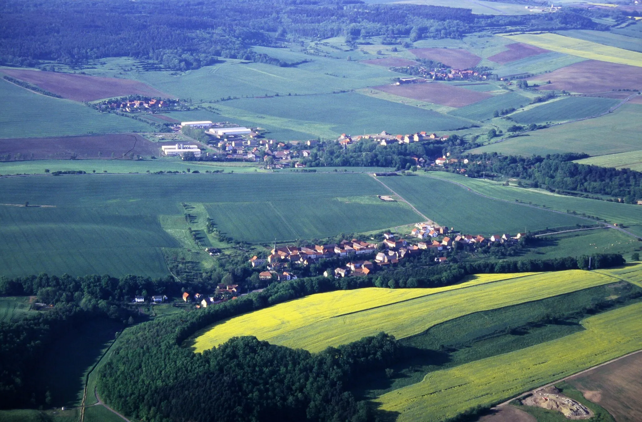 Photo showing: Gröben, dahinter Schlöben.