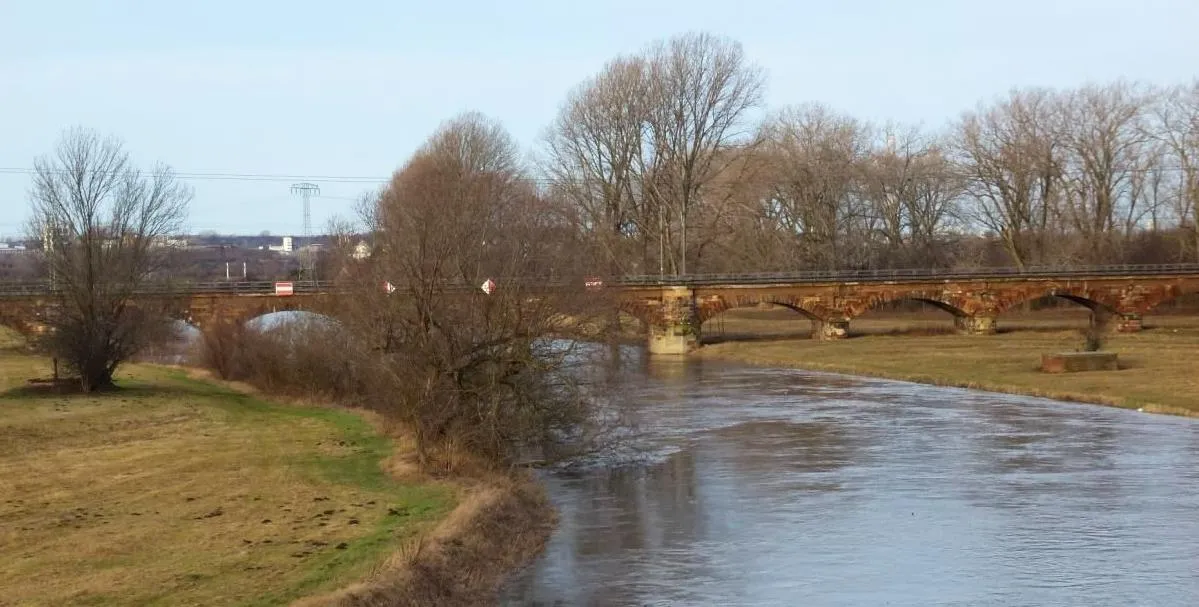 Photo showing: Eisenbahnbrücke in Bad Dürrenberg