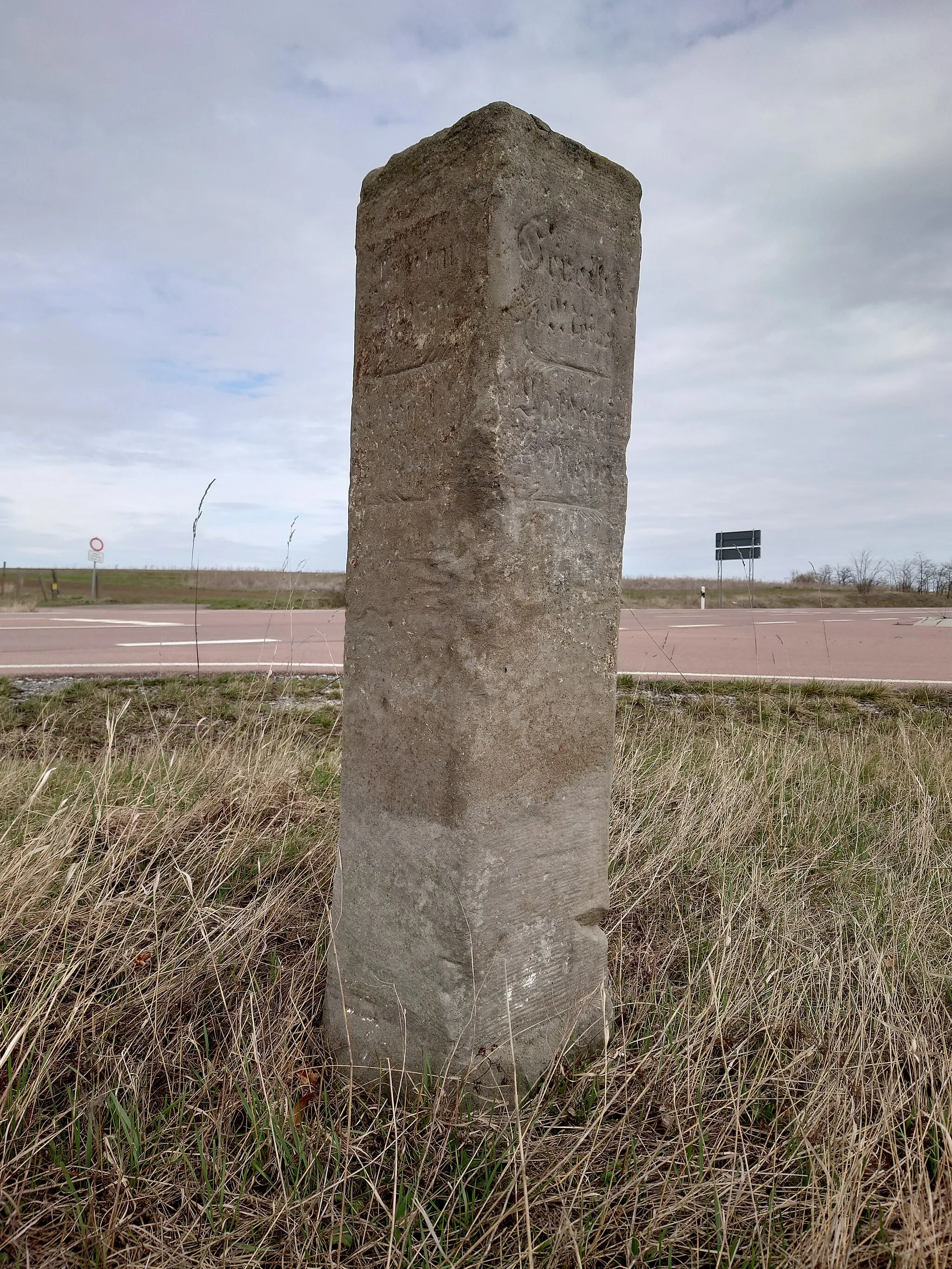 Photo showing: Wegweisersäule bei Weddegast