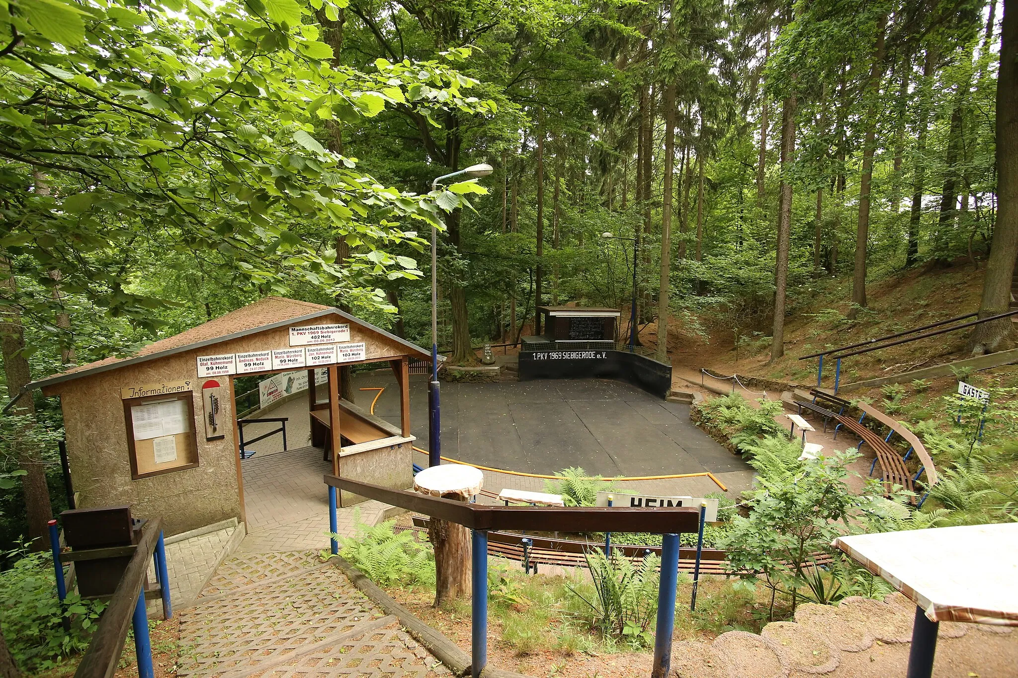 Photo showing: Platzkegelbahn im Wald in Siebigerode. Platzkegeln ist eine seltene regionale Sportart im Mansfelder Land.