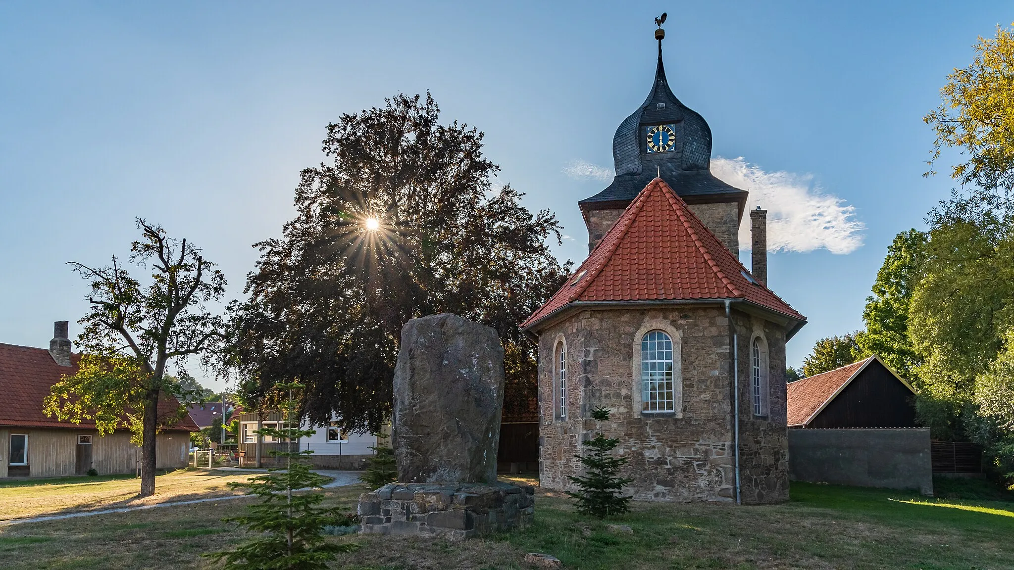 Photo showing: Die Siedlung Cattenstedt befindet sich südöstlich von Blankenburg zwischen den nördlichen Ausläufern der Harzberge und der Teufelsmauer. Der Ort hat etwa 700 Einwohner und wird von der Bundesstraße 81 durchquert. Durch Cattenstedt fließt der Jordansbach, welcher nördlich von Weddersleben in die Bode mündet.
Seine erstmalige urkundliche Erwähnung fand Cattenstedt im Jahre 1199. Damals wurde ein Gutshof im Besitz der Adelsfamilie "von Cattenstedte" genannt. Der Ort ist aber mit großer Wahrscheinlichkeit wesentlich älter. Vermutlich ging er aus einer zu Beginn unserer Zeitrechnung angelegten germanischen Siedlung hervor.
Ein sehr markantes Bauwerk im Ort ist die St.-Martini-Kirche. Ihr Turm weist noch Anteile mittelalterlicher Bausubstanz aus dem frühen 13. Jahrhundert auf. Das Gotteshaus wurde im Jahre 2013 umfangreich saniert.
Unweit der Kirche befindet sich der ortsbildprägende Gebäudekomplex des einstigen Rittergutes. Die geschichtlichen Entwicklungen von Ort und Gut Cattenstedt sind eng miteinander verbunden. Das zentrale Bauwerk des Rittergutes ist das im Jahre 1717 errichtete repräsentative Gutshaus im Stil des Barock.

Zahlreiche Sehenswürdigkeiten finden Sie in der näheren Umgebung von Cattenstedt. Das leicht hügelige und waldreiche Gelände ist außerdem ein abwechslungsreiches Wandergebiet. Dank seiner guten Straßenanbindung stellt Cattenstedt auch einen hervorragend geeigneten Ausgangspunkt für Ausflüge in den Harz sowie in das nördliche Harzvorland dar.