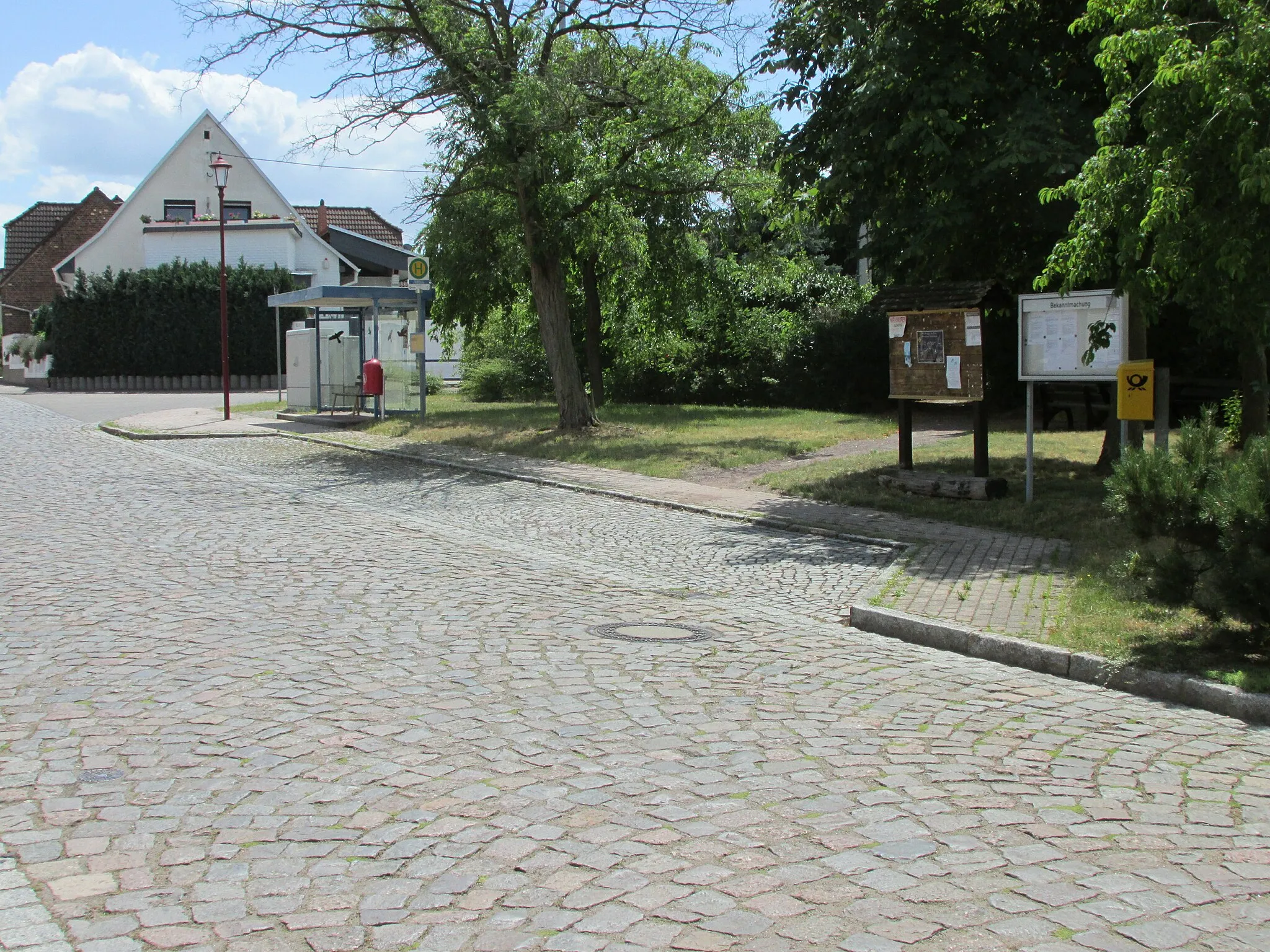 Photo showing: die Bushaltestelle Ernst-Thälmann-Straße in der Ernst-Thälmann-Straße in Burgkemnitz für die Fahrtrichtung Burgkemnitz Bahnhof