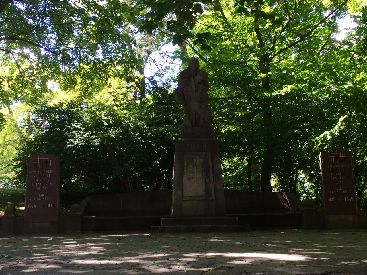 Photo showing: Park mit Denkmal, Schwanebeck