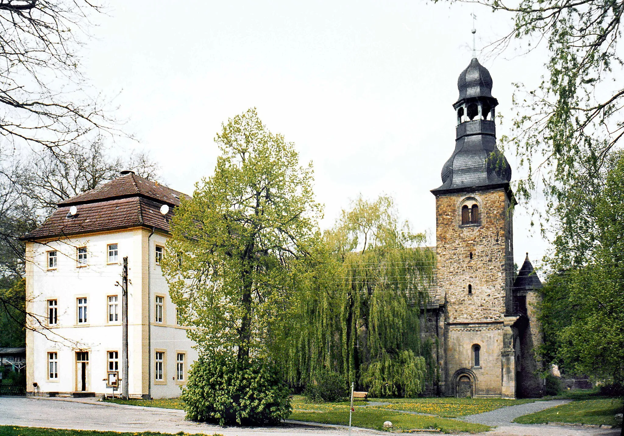 Photo showing: 02.05.2003  39365  Marienborn (Sommersdorf): Herrenhaus (links) und ehem. Wallfahrtskirche St. Marien (GMP: 52.196960,11.108260). Einschiffige spätromanische Klosterkirche des ehem. 
Augustiner-Nonnenklosters aus der zweiten Hälfte des 13. Jahrhunderts mit Benutzung älterer Reste, im 18. und 19. Jahrhundert verändert.                                                                                                                                                                                                                            [F20030501B19.jpg]20030502210NR.JPG(c)Blobelt