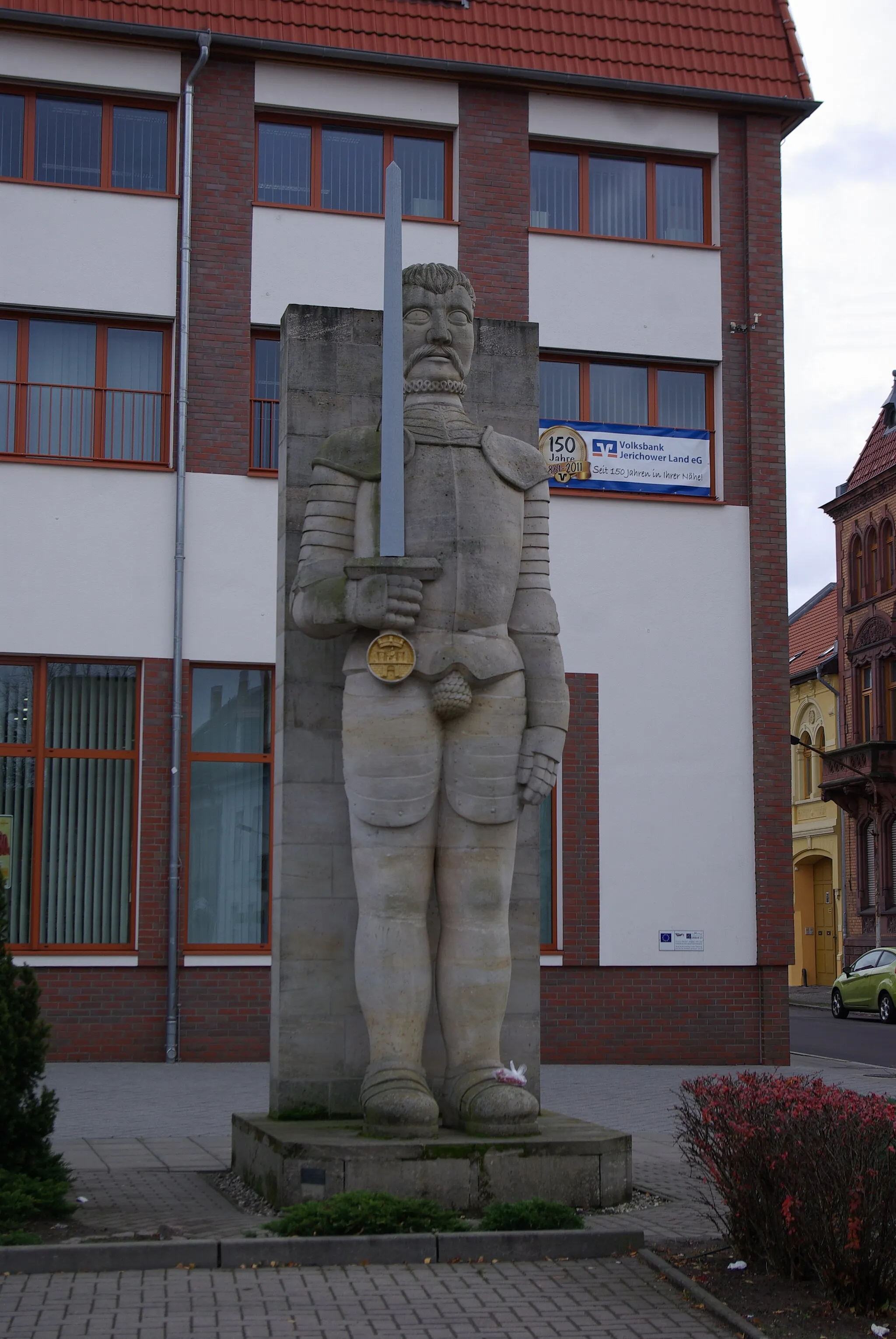 Photo showing: Burg in Sachsen-Anhalt. Der Roland steht auf dem Marktplatz.