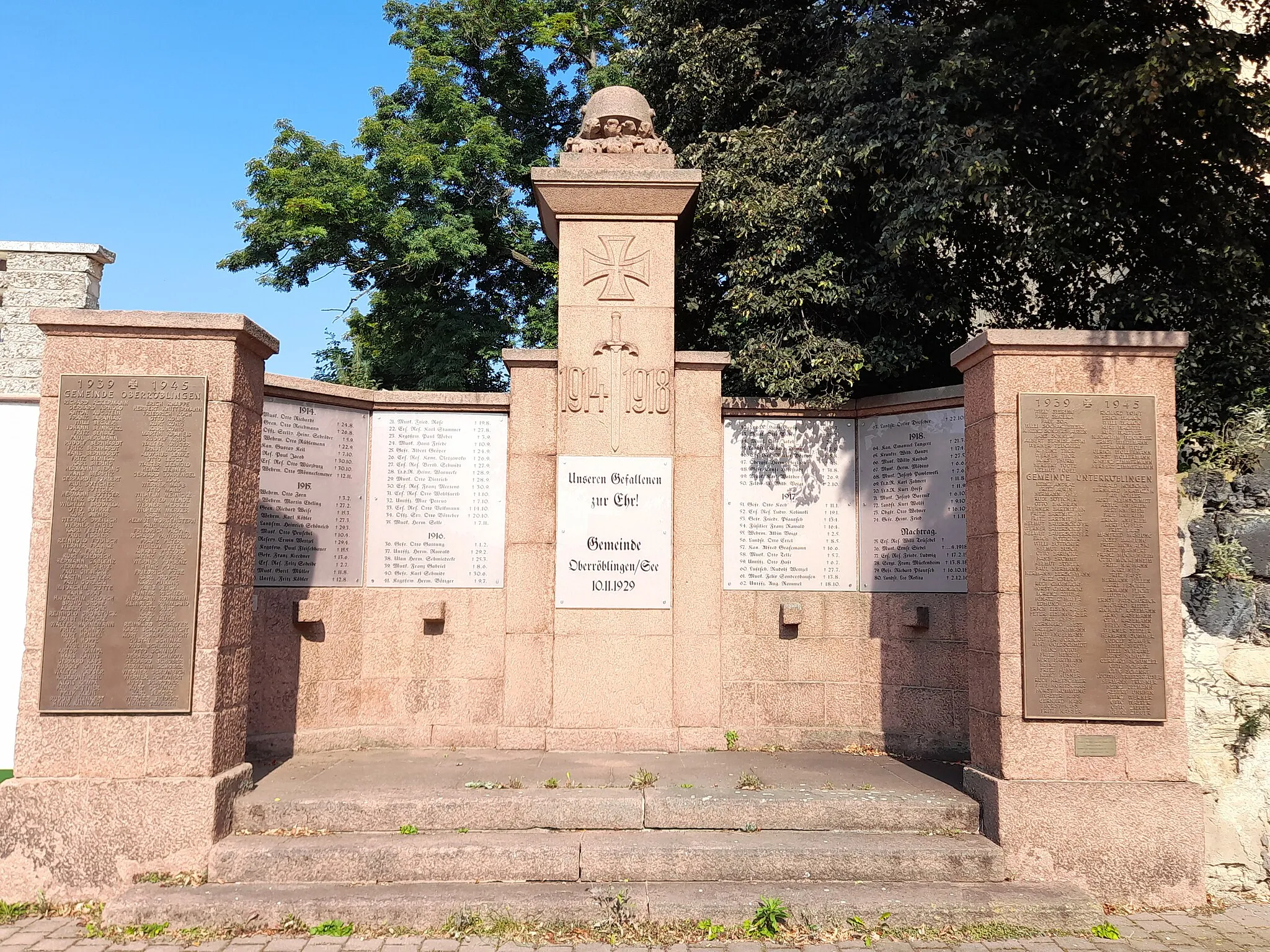 Photo showing: Denkmal für die im Ersten Weltkrieg Gefallenen der Gemeinde Oberröblingen, Teil der Umfassungsmauer der Kirche St. Stephanus und des Baudenkmals Kirche, Röblingen am See